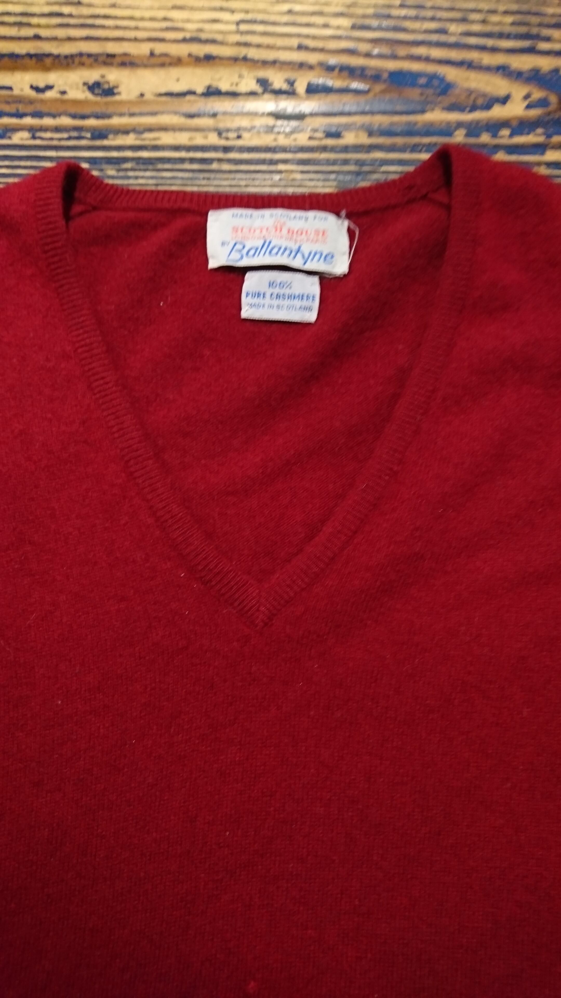 Ballantyne CASHMERE V-NECK SWEATER MADE IN SCOTLAND | BOW & ARROW