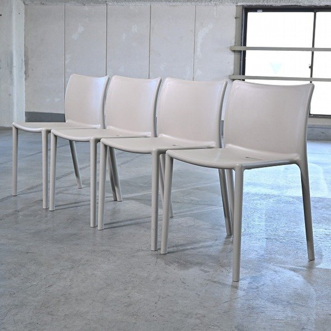 MAGIS 13万「AIR-CHAIR / エアチェア」ベージュ 4脚セット ジャスパーモリソン スタッキング リビング ダイニング JASPER MORRISON マジス【中古家具/中古インテリア/USED家具ユーズド家具/リサイクル】