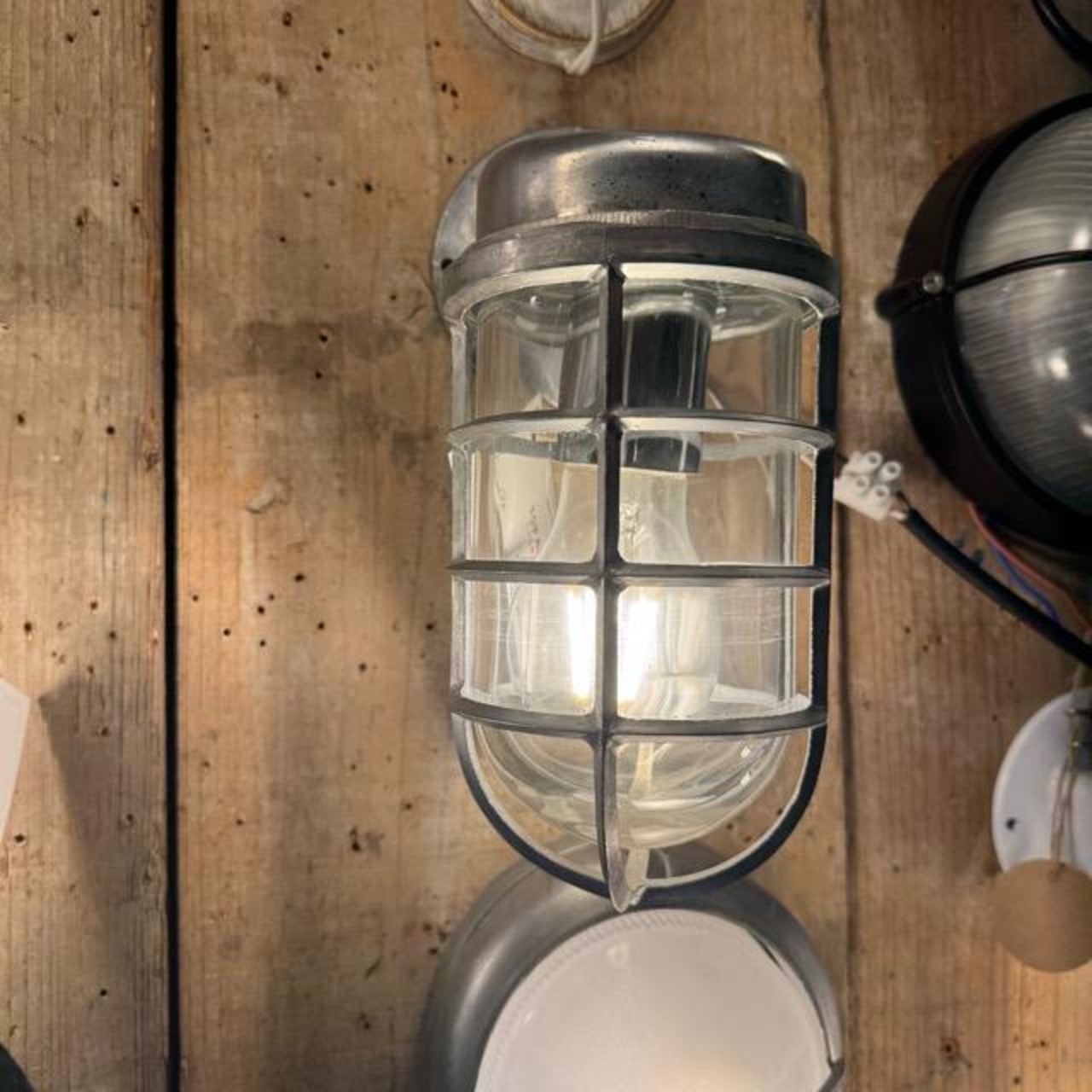 TOPANGA Lighting　レトロインダストリアルアイアンウォールランプ　クローム　アウトドア　壁付け　コンセント接続　玄関　ガーデン　ベランダ　テラス