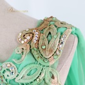 社交ダンス 衣装 スタンダードドレス ワンピース ドレス スタンダード ファー フリル エメラルドグリーン フロート レース ボリューム デモ 競技 ダンス パーティ lovely dancing 迫力 豪華 グリーン系 豪華なデザイン 大きなフロート ドレス ボリューム感 競技用衣装 パーティドレス フェミニン ステージ衣装 おしゃれ レディース ドレスアップ デモ用