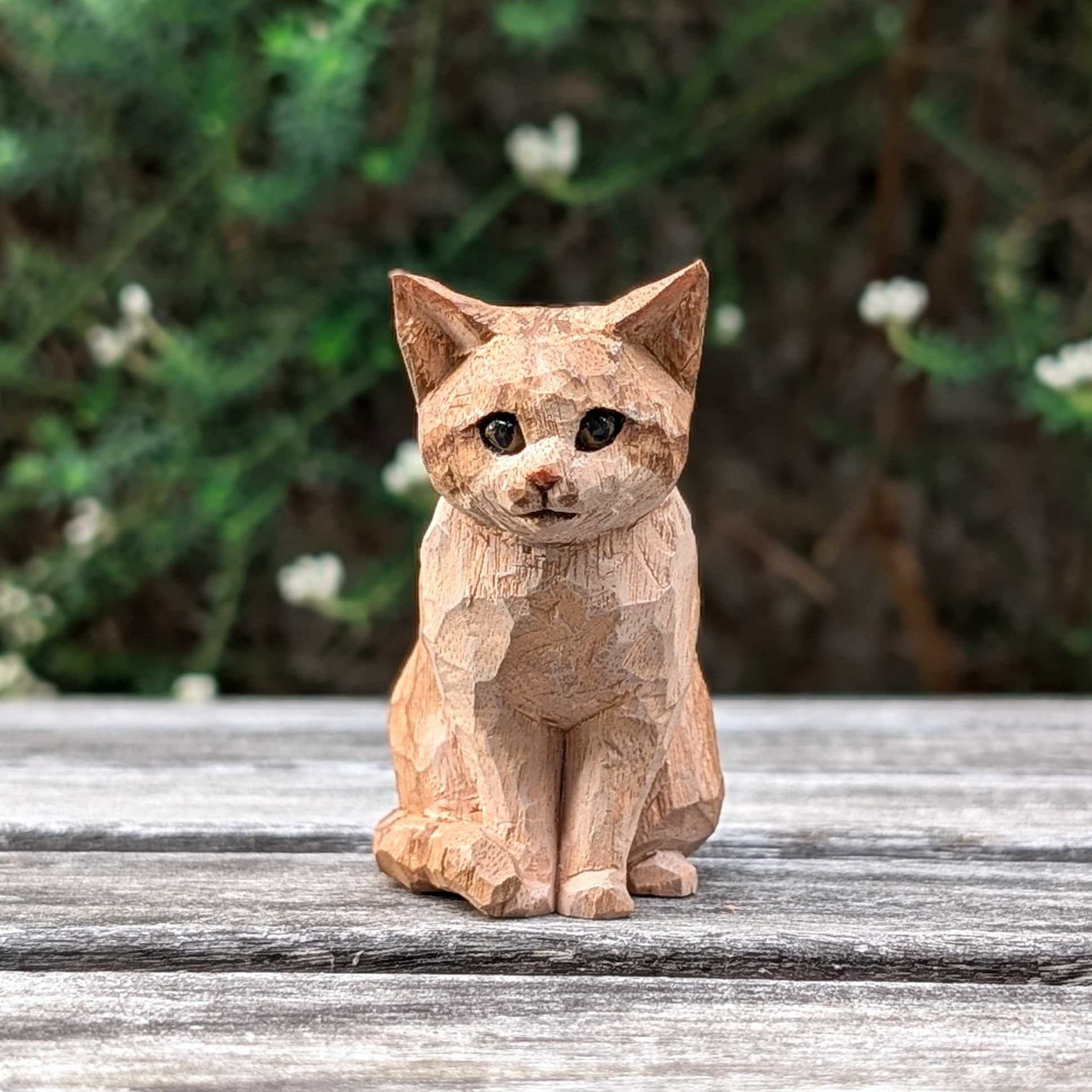 草木と小さな動物 No.133 クスノキの猫 | kumanomido｜木彫りの猫と小さな動物たち