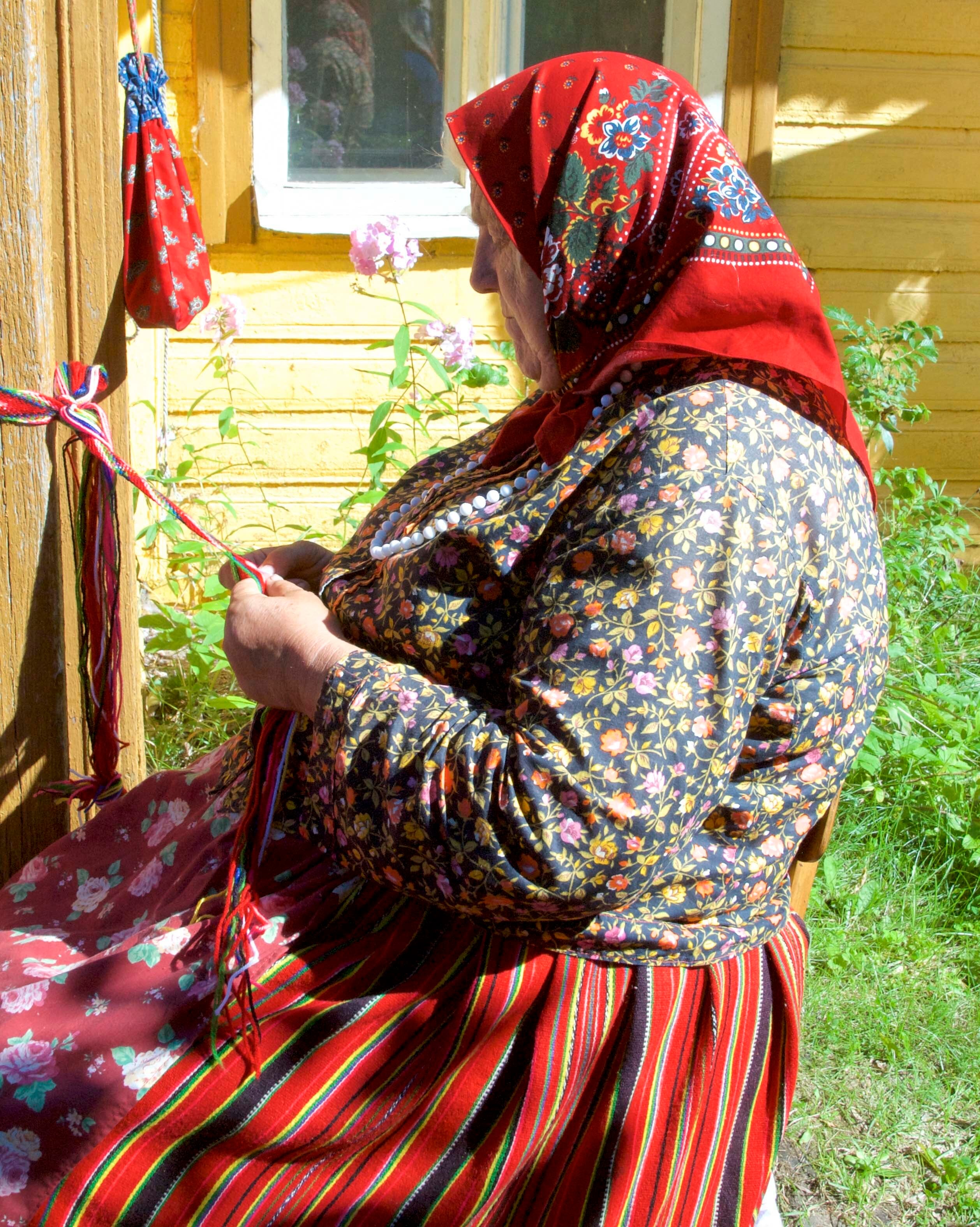 エストニア キフヌ島のクルト布人形（黄色ずきん）