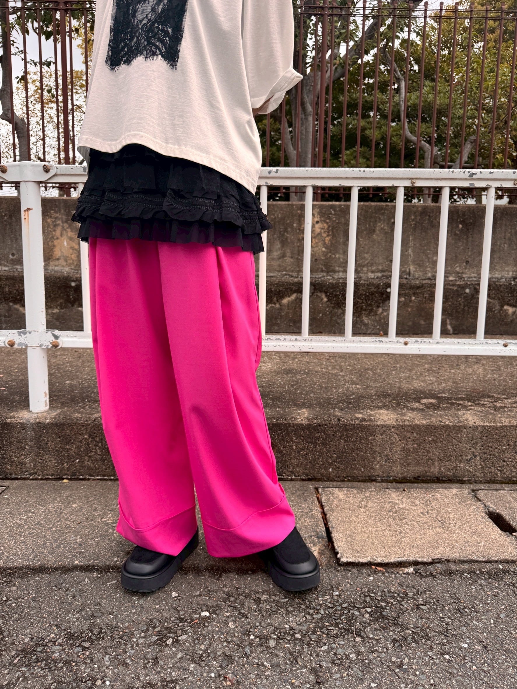 カラータックワイドパンツ 211J508 | TRANOI.offical STORE
