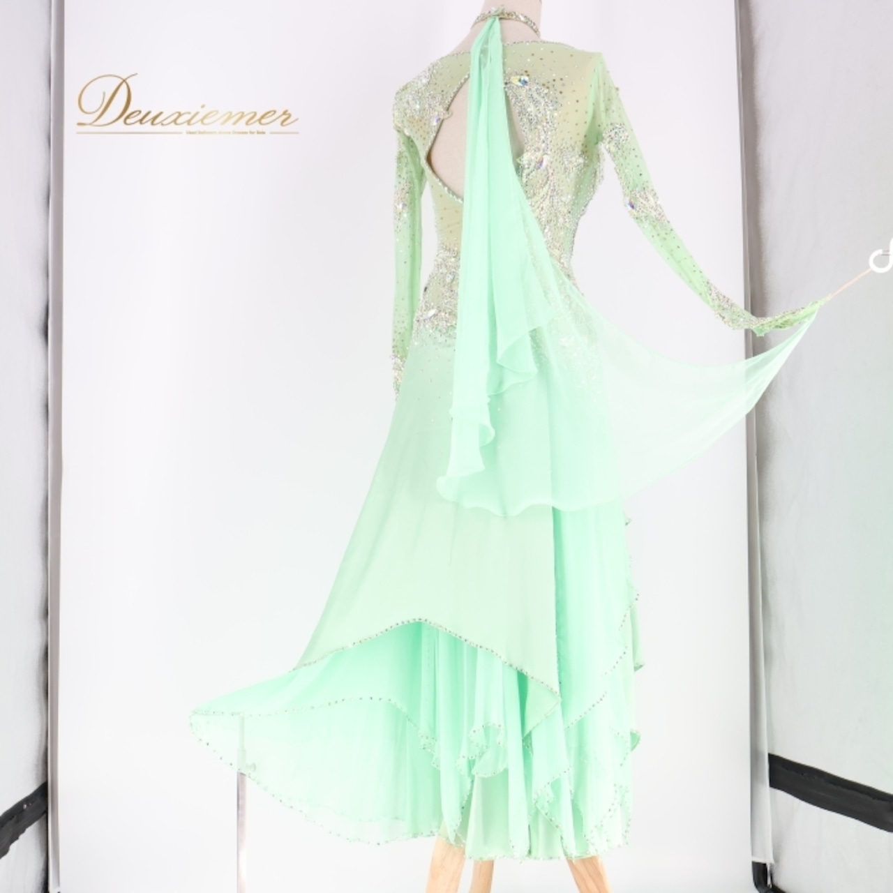 社交ダンス 衣装 スタンダードドレス ワンピース ドレス エメラルドグリーン 緑 黄緑 フロート デモ 競技 ダンス パーティ 発表会 綺麗 上品 明るい ゴージャス グリーン系 フェミニン おしゃれ モダンダンス コスチューム 華やか