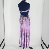 【ベリーダンス用 オリエンタル衣装】パープル ラメ豪華 紫 ピンク 花柄 光沢 ゴールド 可愛い スリット フリル 煌びやか 艶 ビーズ スパンコールラメ ラインストーン お洒落 トップス スカート アクセサリー セット 華やか
