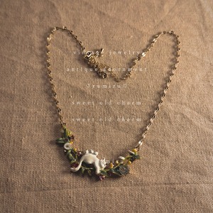 ハンドメイド レトロ 白猫と森 アンティーク ネックレス