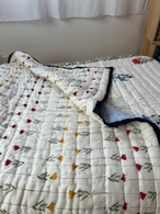 スミレとカーネーションと一輪花　シングルサイズ　ブロックプリントキルト　インドのお布団　