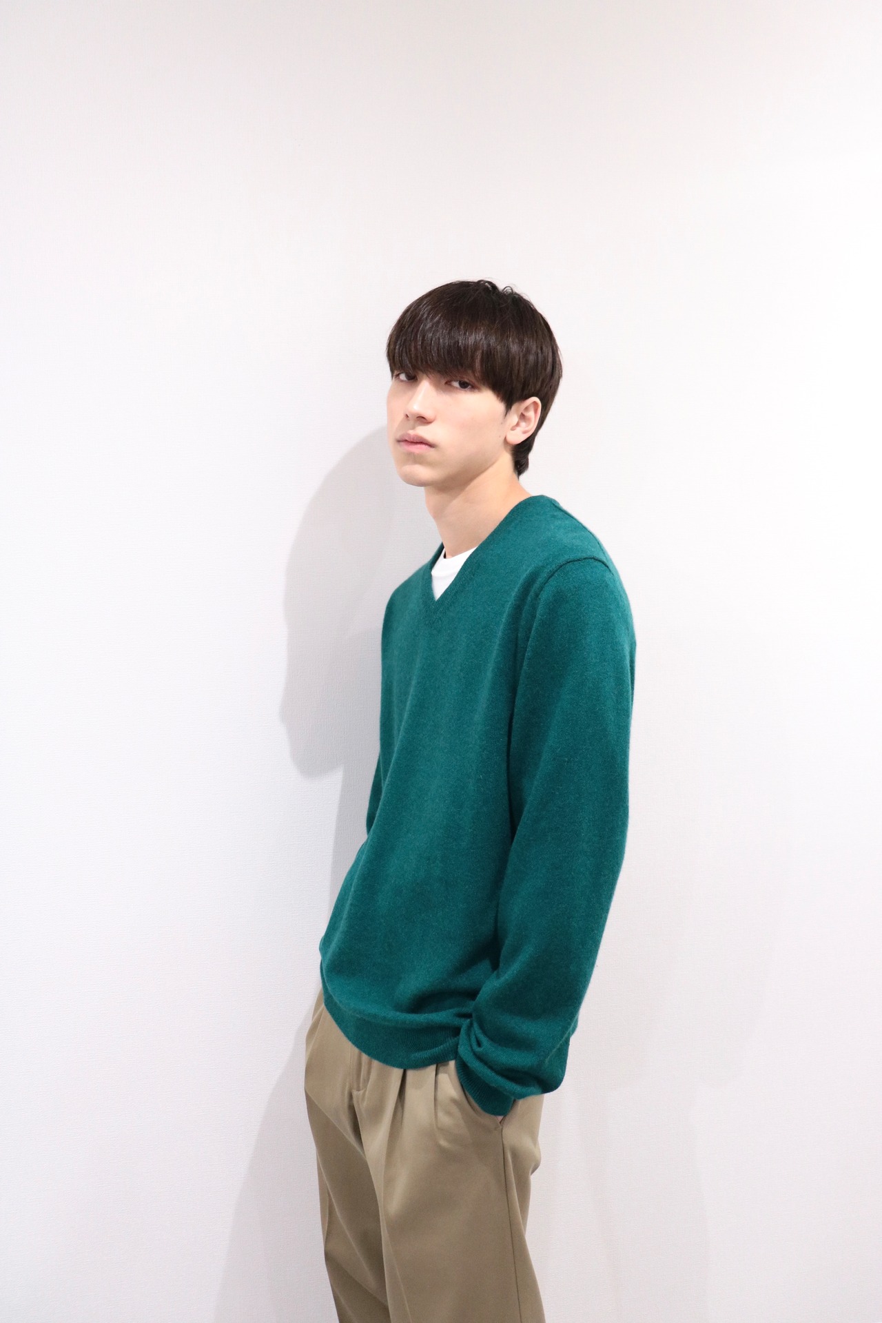 Bloomingdale's v neck cashmere knit sweater