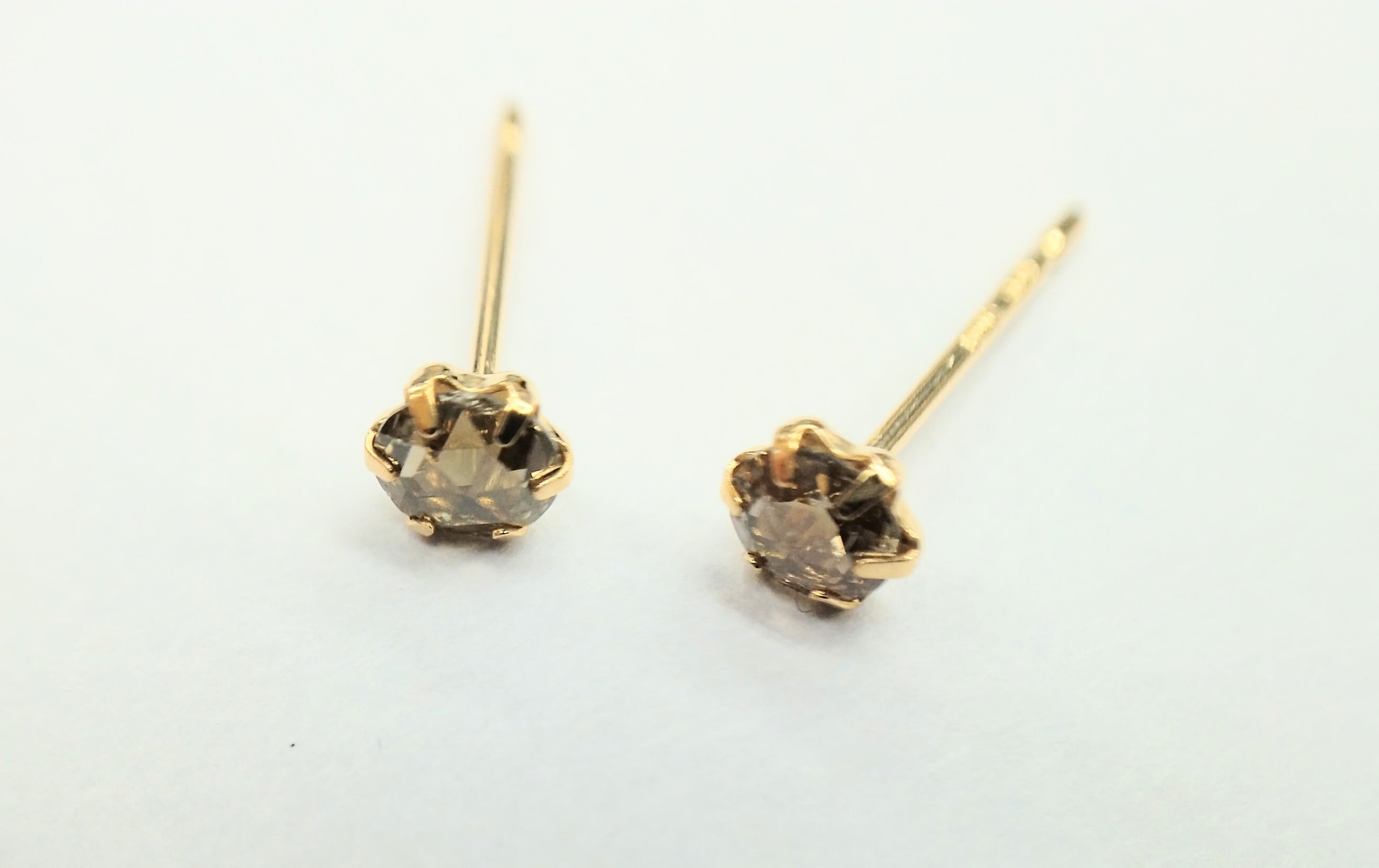選べる地金』Pt900/K18 ブラウンダイヤ ピアス 0.15-0.15ct | KOHOSHOKAI