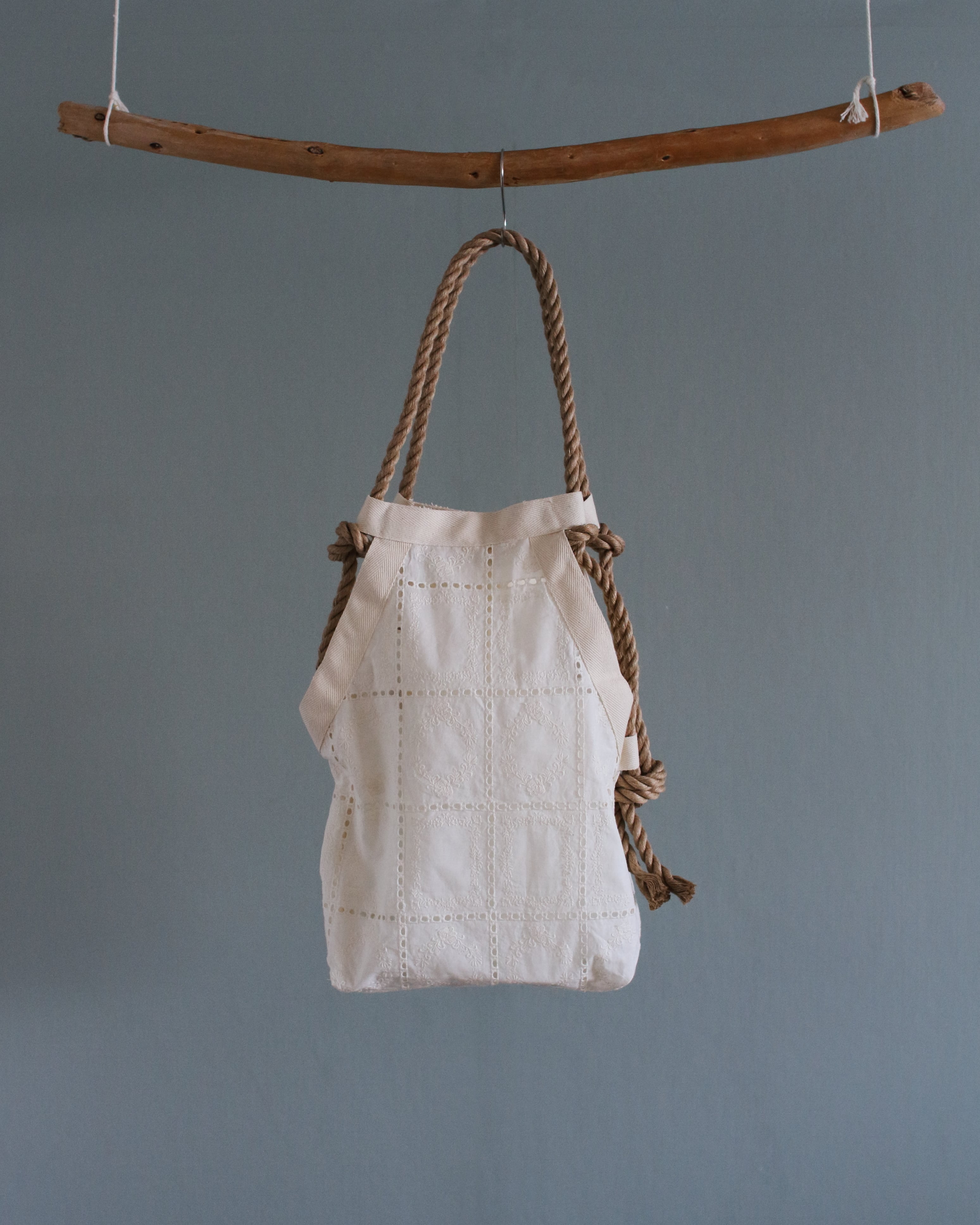 Cotton cutwork lace Tote.<Square>