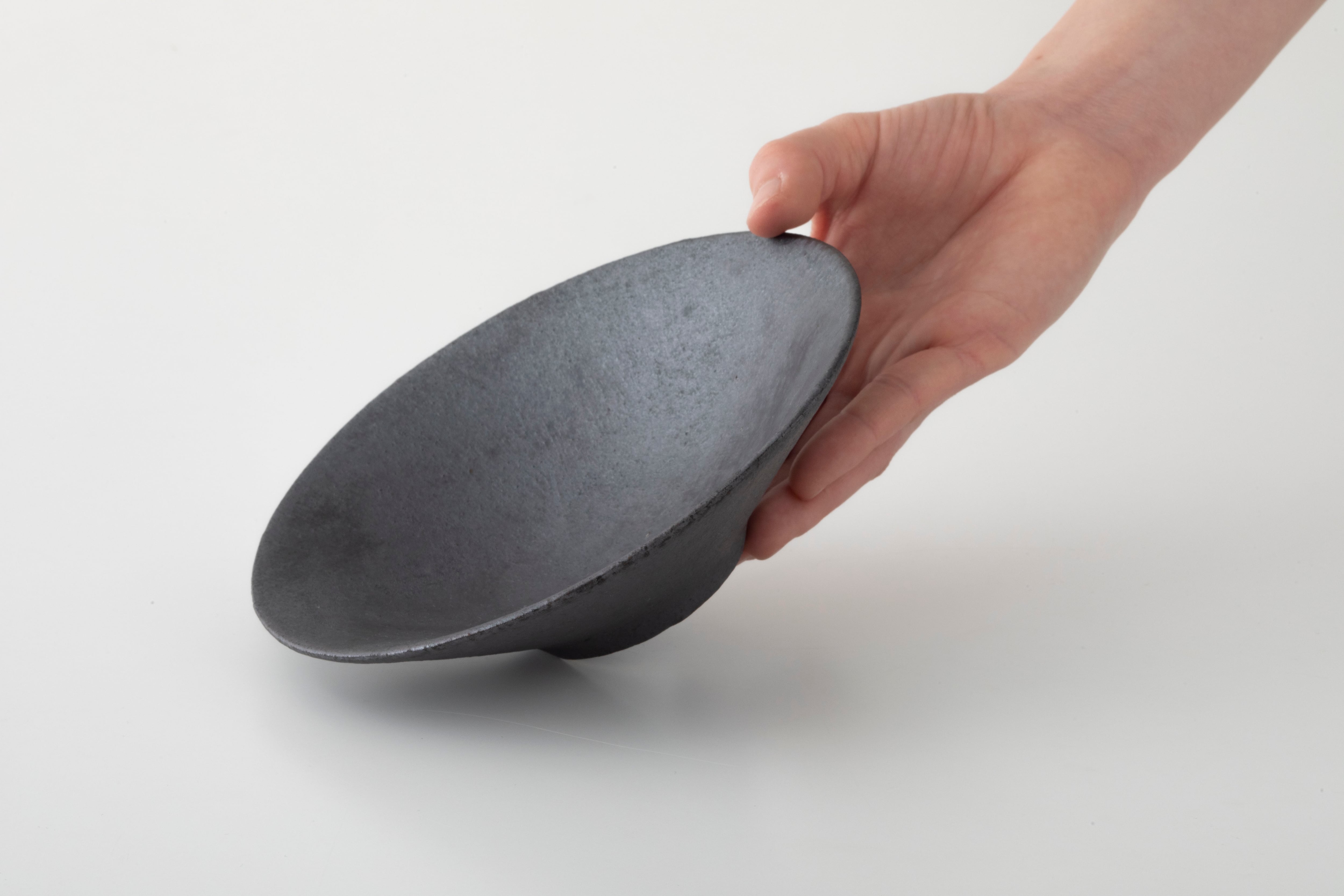 平鉢 (黒灰釉) / 田代 倫章 | Community Store TO SEE