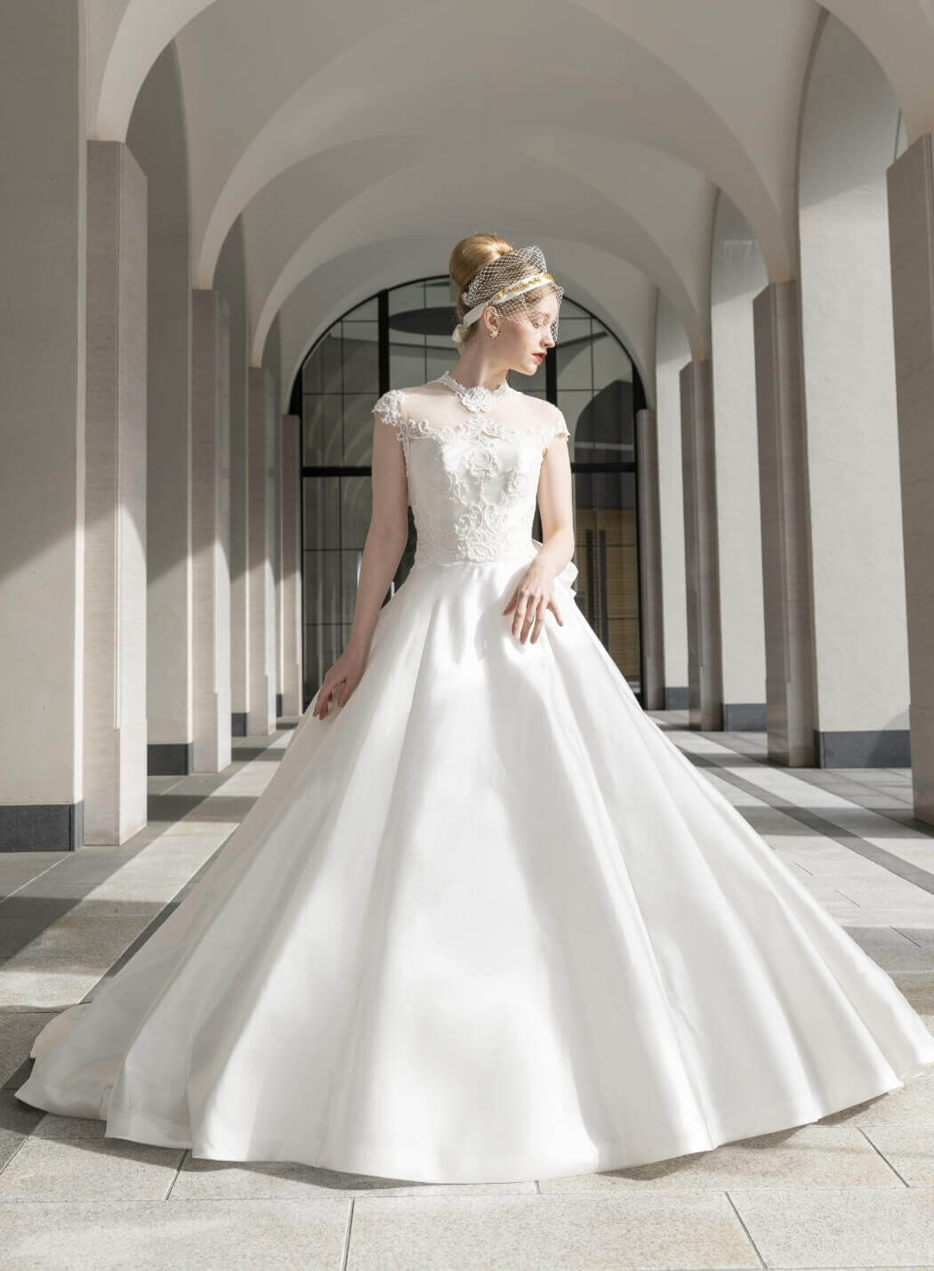 ウエディングドレス 流れる透け花レース 光沢サテン 花嫁/披露宴/結婚  