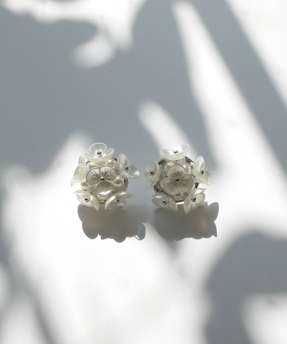 ホワイト フラワーブーケ ピアス 真鍮 韓国製