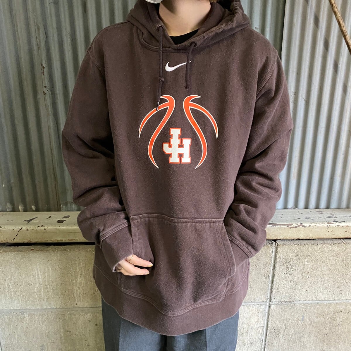 NIKE ナイキ センターロゴ 刺繍 プルオーバーパーカー メンズM 古着 チーム系 スウォッシュ スウェットパーカー  ブラウン【パーカー】【SS2401-50】 | cave 古着屋【公式】古着通販サイト