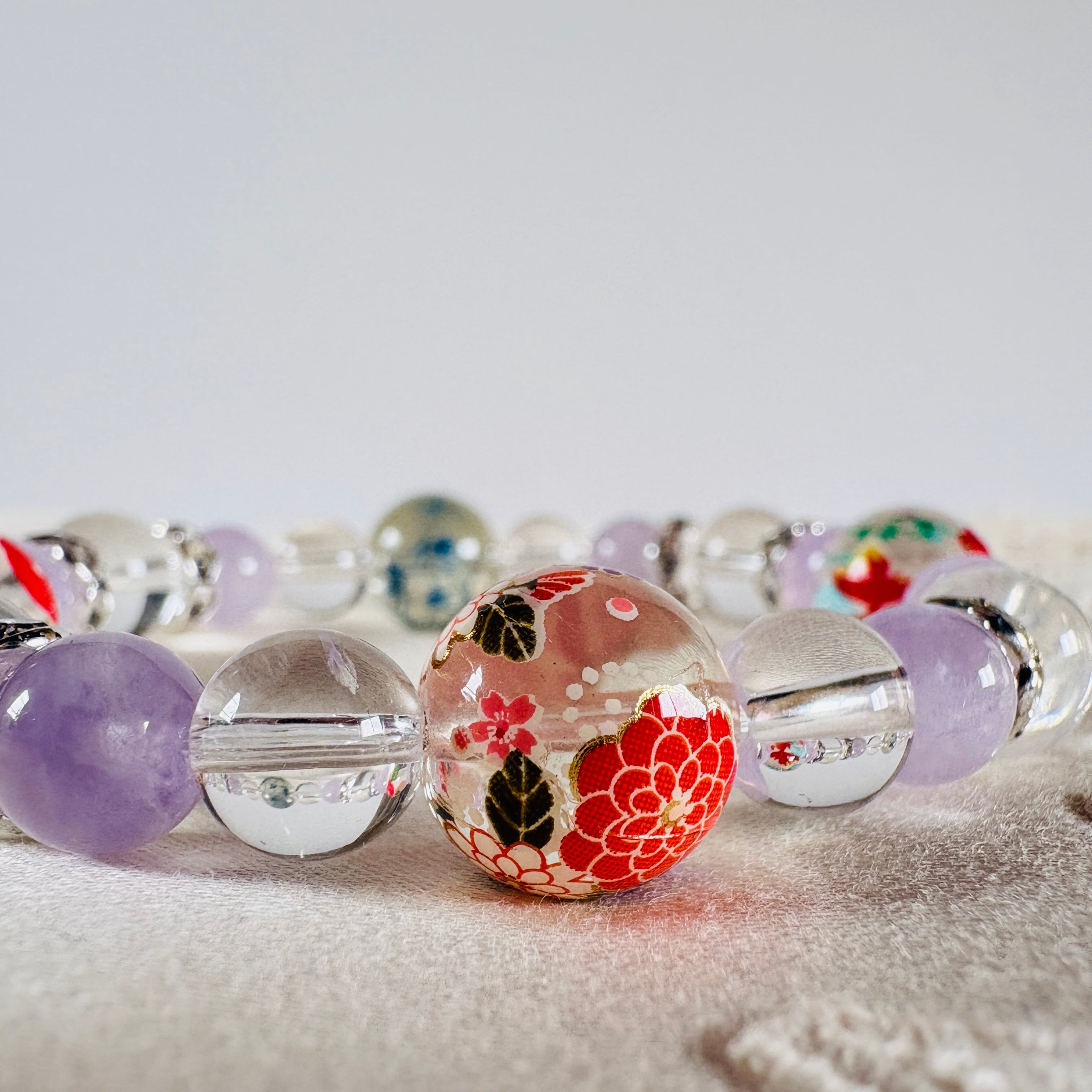 金魚と和花の水晶×ラベンダーアメジストのブレスレット｜涼やかな透明