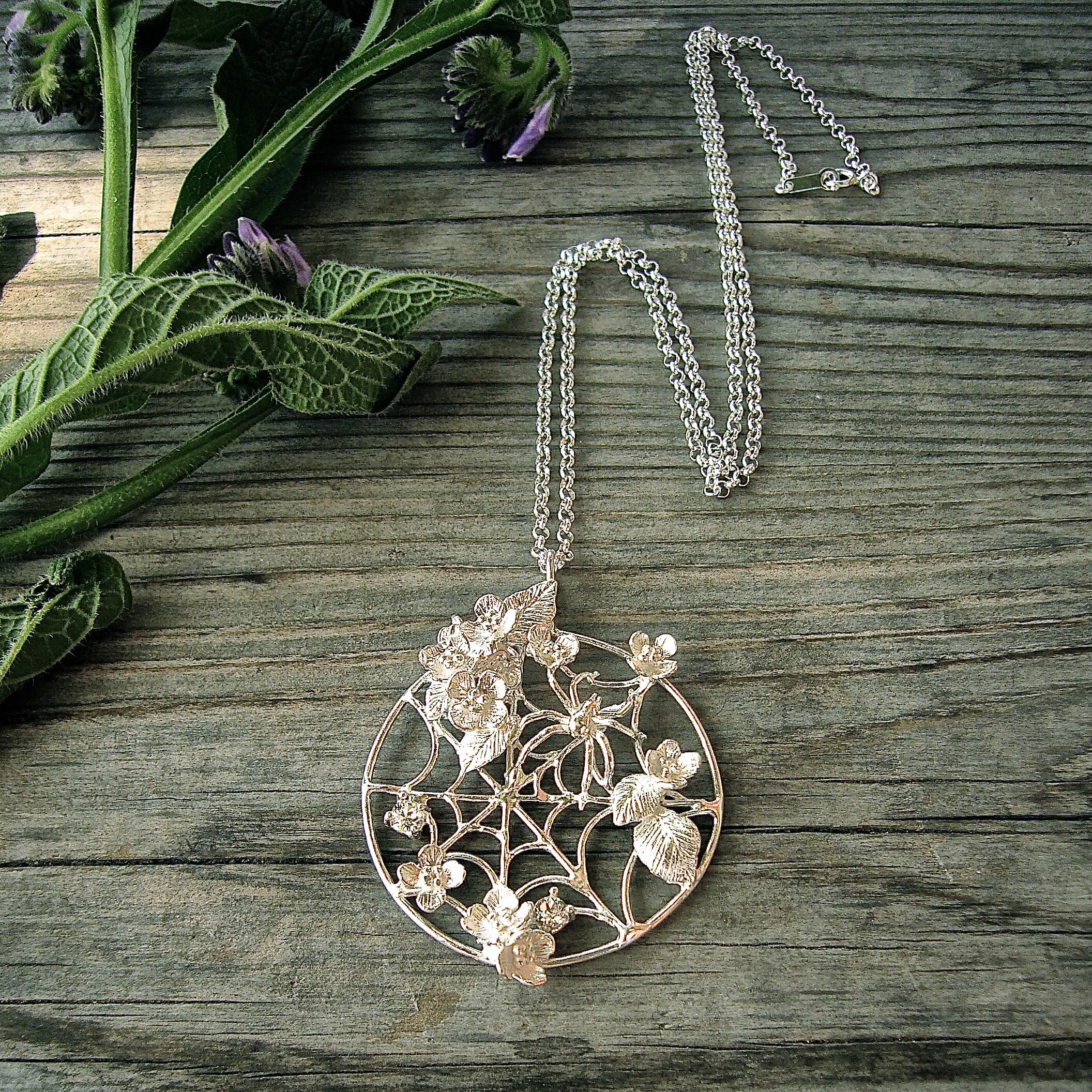 蜘蛛と紫陽花のネックレス | MAMECO BIJOUX