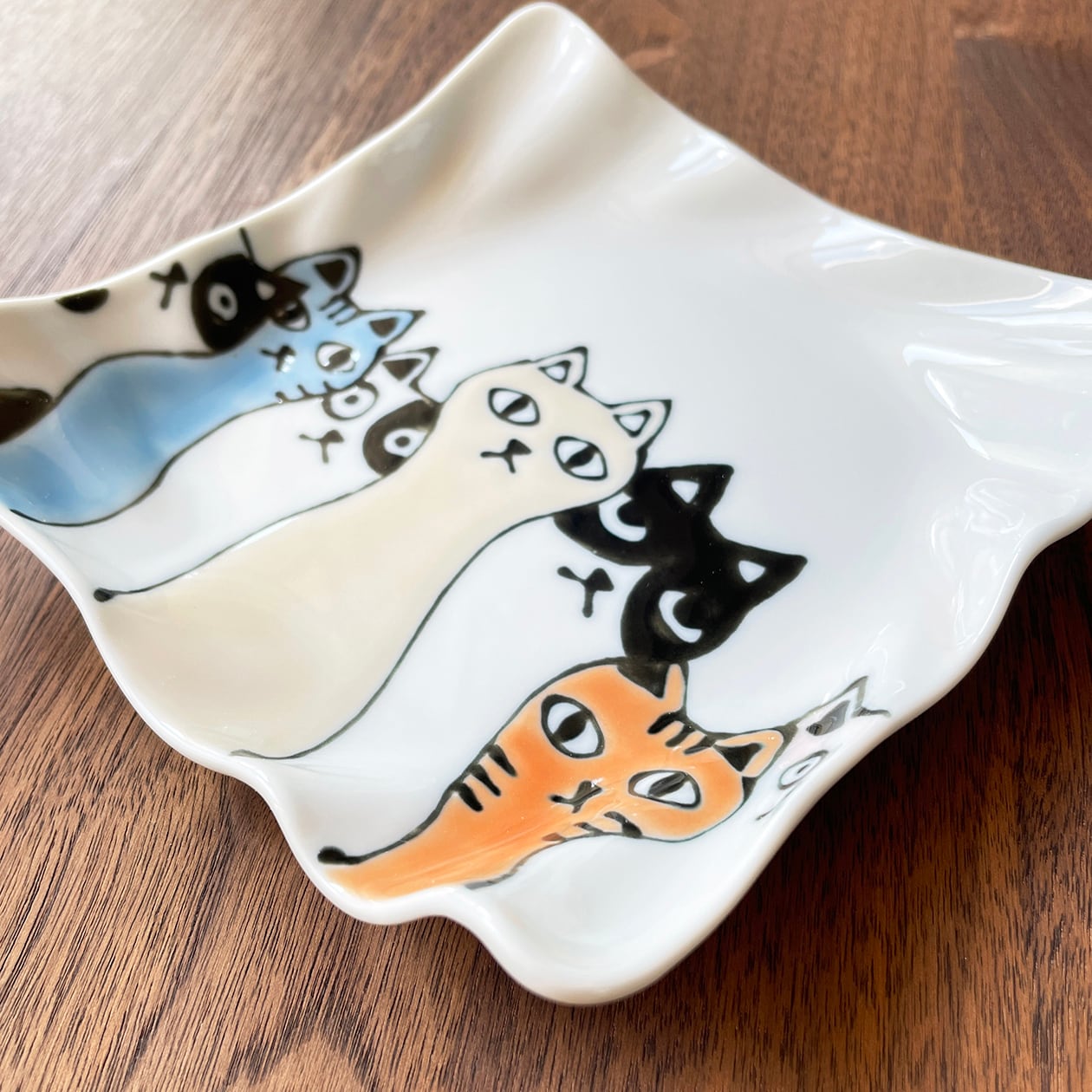 ねこ会議 波角中皿 ② 】 約14cmの正方形のプレート。お取り皿や