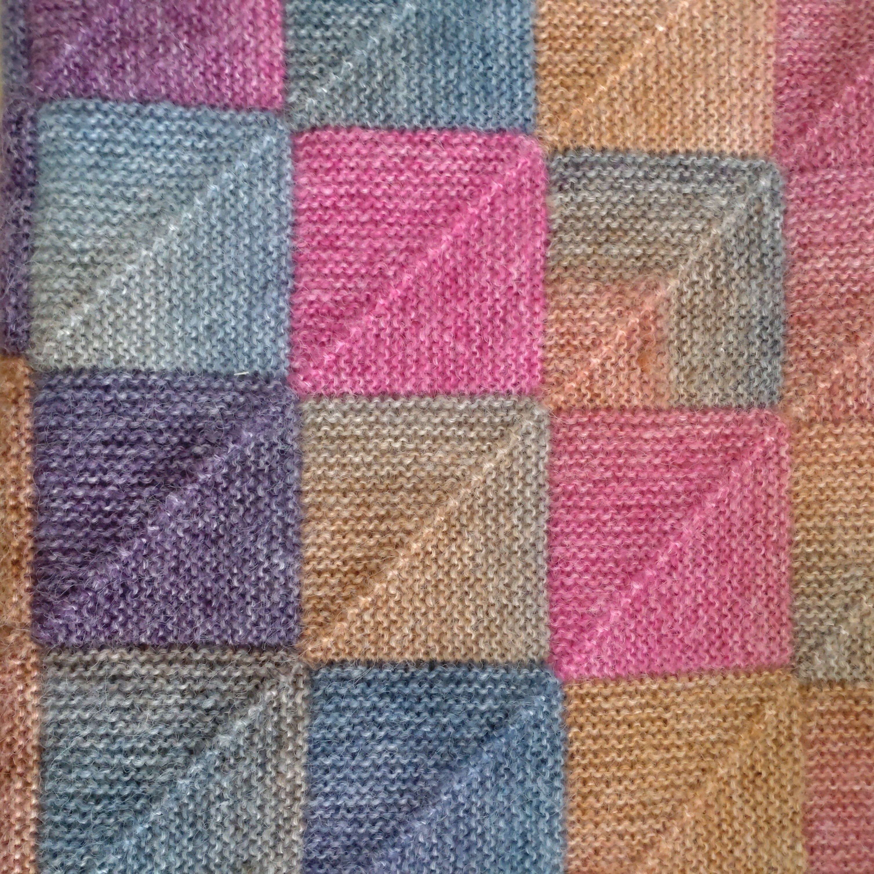 ＊ハンドメイド＊　ドミノ編みブランケット ドミノ編みブランケット 90×130 | mikoto brand