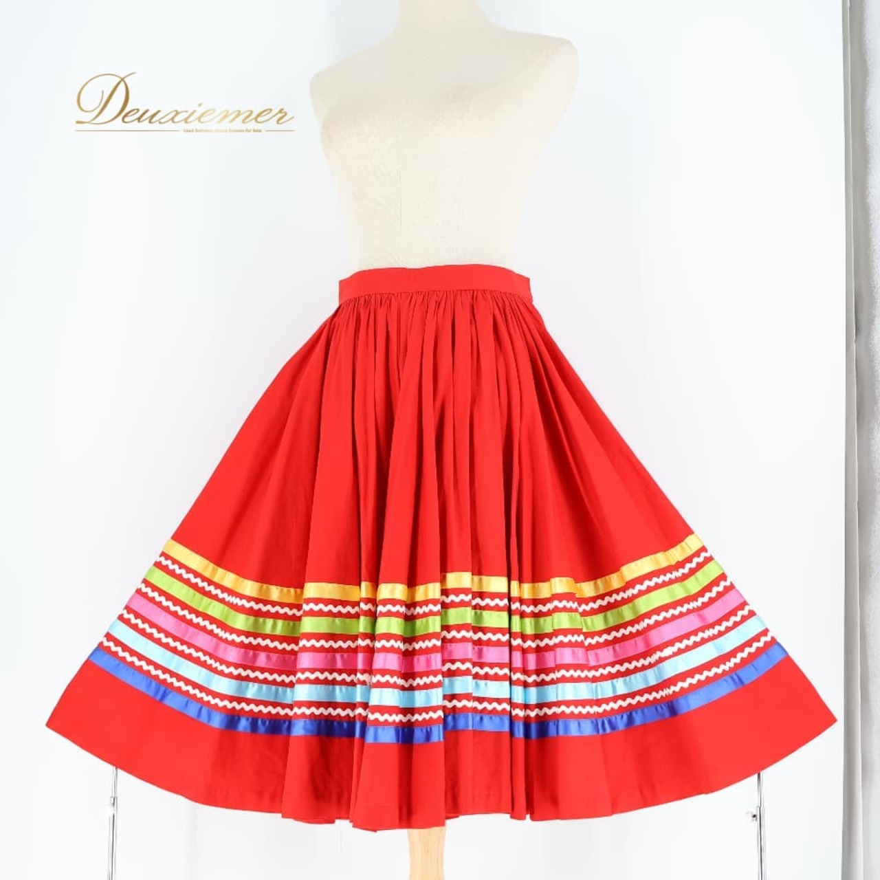 フォークダンス 衣装 スカート レッド系 チロリアン チロリアン カントリー リボン 赤 白 青 水色 黄 緑 ボリューム ダンス衣装 鮮やか イベント 練習 レッスン おしゃれ ホワイト系 ピンク系 ブルー系 グリーン系 イエロー系
