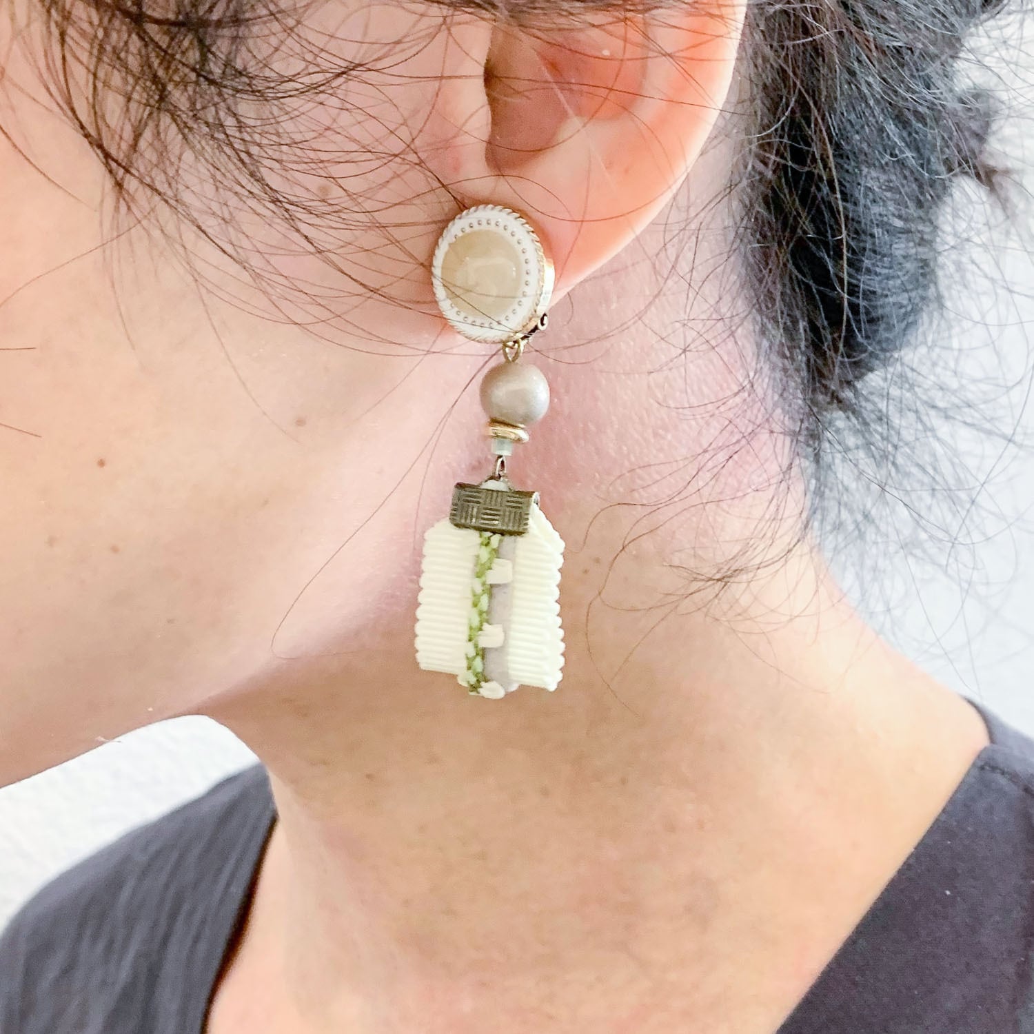 カボション貼付ボタンと重ねリボンの〈ピアス/イヤリング〉 | Dua