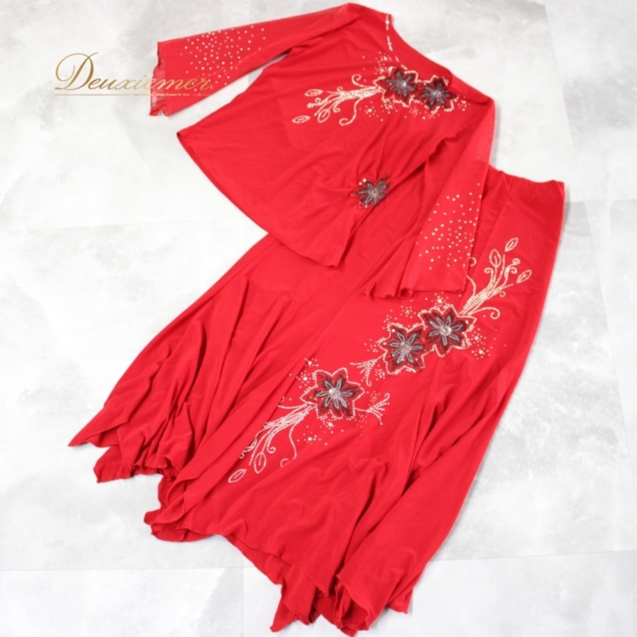 社交ダンス 衣装 スタンダード 上下セット ツーピース レッスンウェア パーティ衣装 ACROSS 赤 レッド系 ラインストーン スパンコール 花柄 講座 発表会 衣装専門店 踊りやすい おしゃれ 目立つ おすすめ レディース 厚手 丈夫 職人 技術 イベント向け 体型カバー ストレッチ 風合い良い かっこいい パーティー用 ダンスウェア 競技用 フォーマル ショートトス スリーブ付き