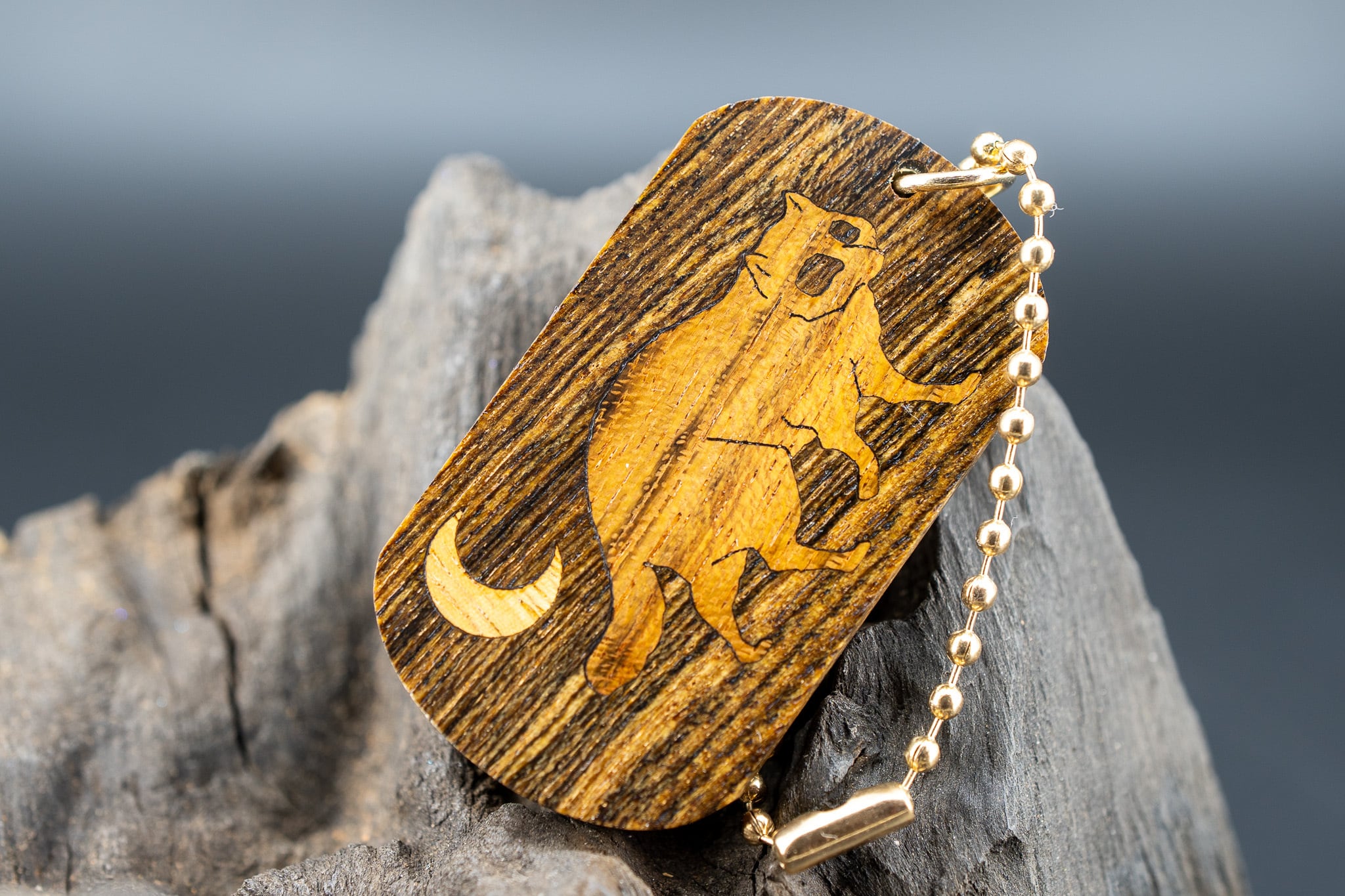 【黄王檀】リオグランデパリサンダー ドッグタグ 象嵌 三日月とたぬき