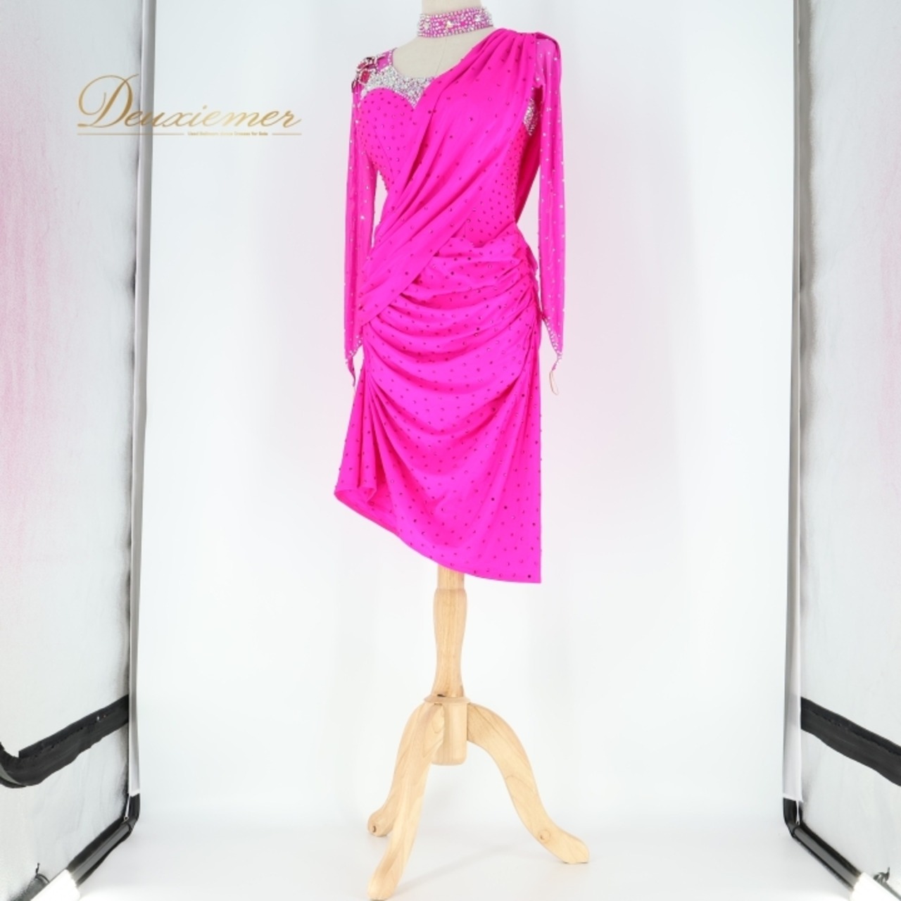 社交ダンス 衣装 ラテン ワンピース ドレス ピンク系 VeRTigo 濃いピンク デモ 競技 ダンス パーティ 豪華 伸縮 ストレッチ ビジュー 豪華 華やか ダンス衣装 フォーマル 競技用 ステージ衣装 エレガント オシャレ パフォーマンス用