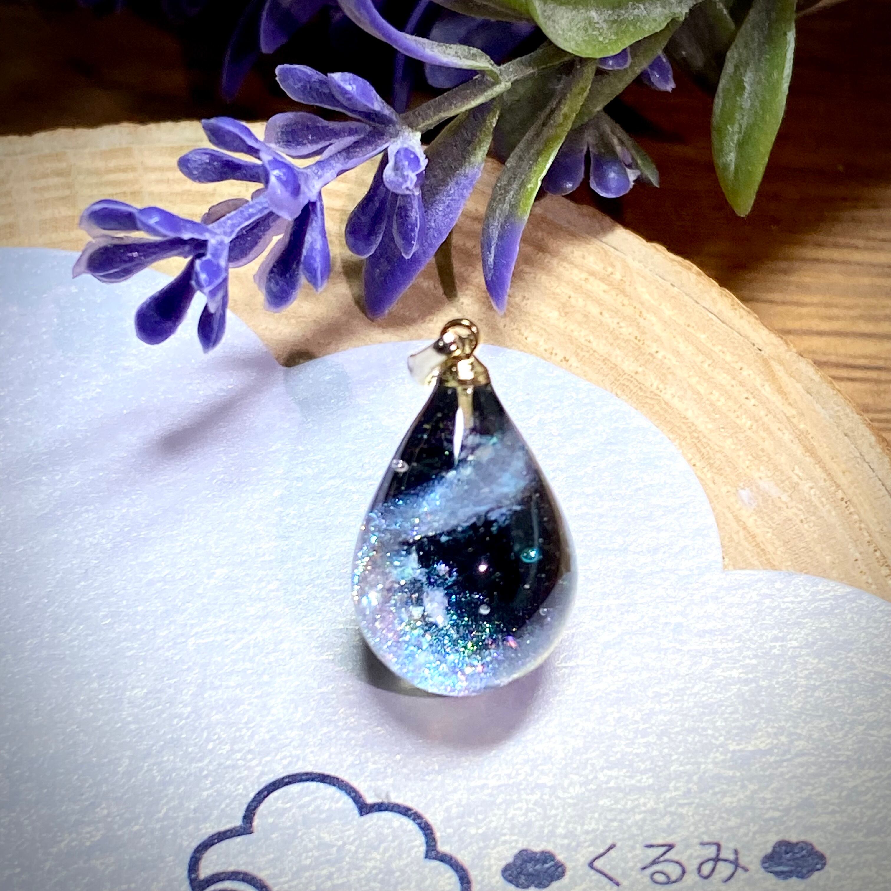 宇宙レジンペンダント 天の川 しずく型 20mm × 12mm グリーン ゴールド