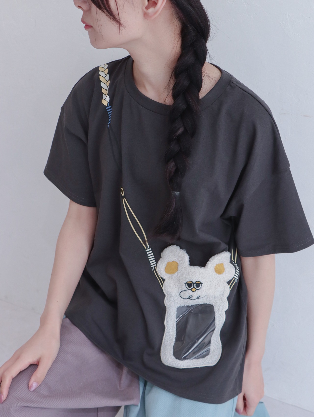 【Hoooさん × スマホショルダー】 Hoooさんがニヤリ！新感覚のスマホショルダー付き Tシャツ - 6