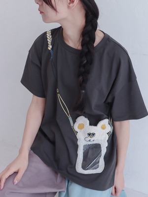 【Hoooさん × スマホショルダー】 Hoooさんがニヤリ！新感覚のスマホショルダー付き Tシャツ