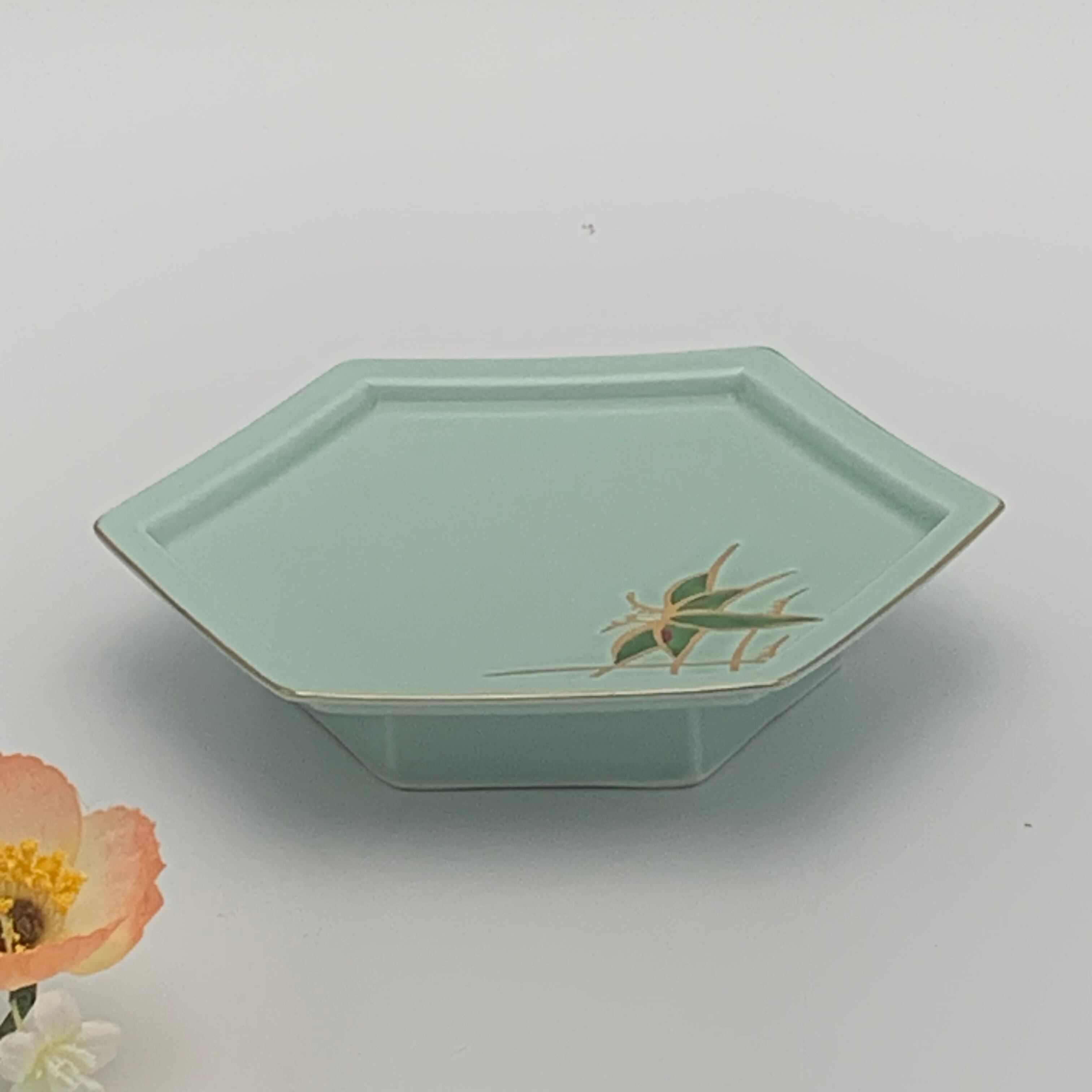 青白陶器 二段重ねの箱 松と鶴のデザイン 重箱 陶器 2段