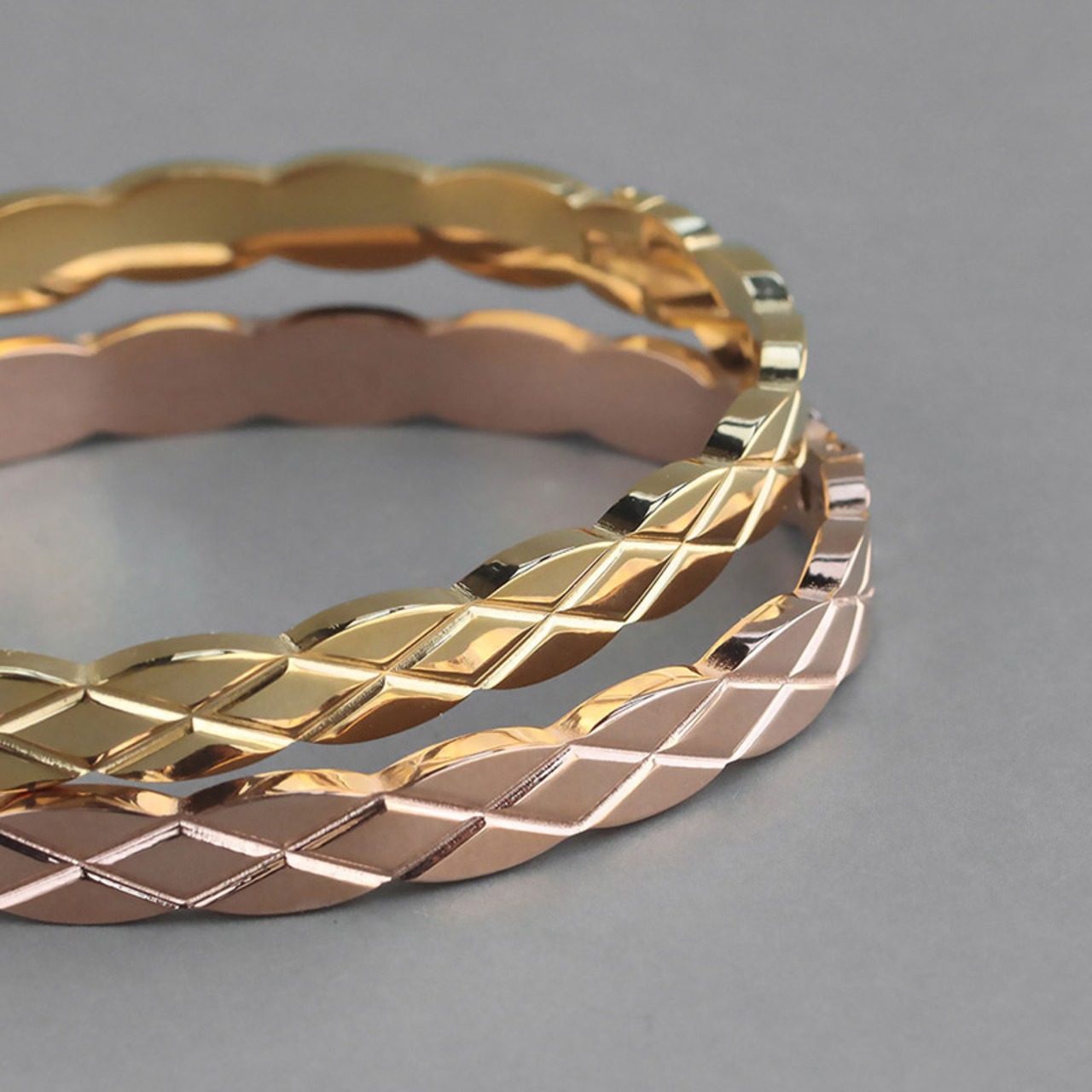 【ネコポス便】金属アレルギー対応 バングル ブレスレット キルトカッティング キルティング 格子柄 カッティング 華やか 2630