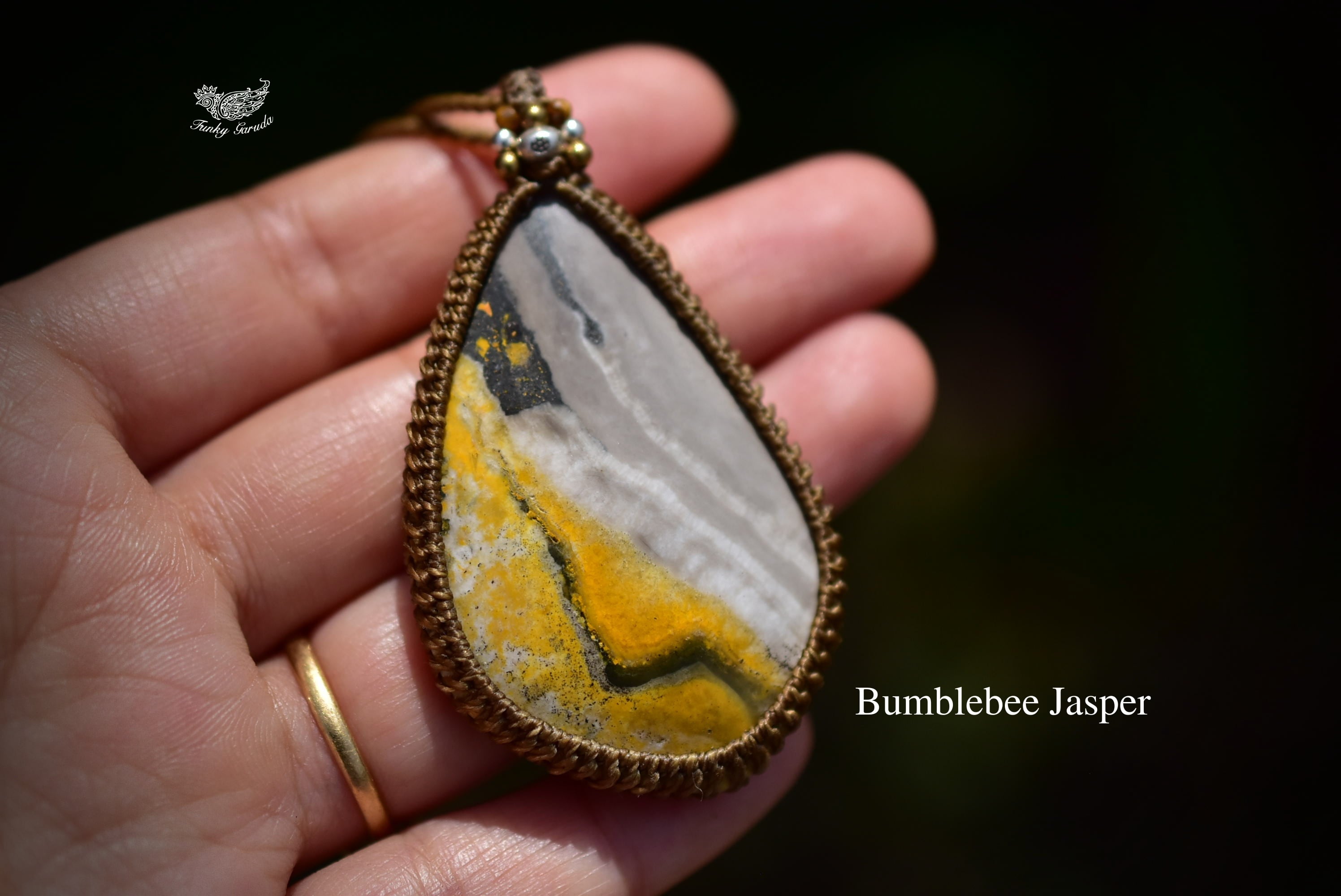 2つの月面★バンブルビージャスパーマクラメペンダント91