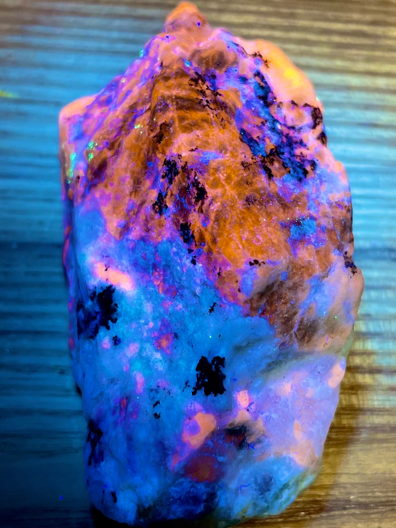 1) 蛍光「ソーダライト」原石 | レムリアの太陽