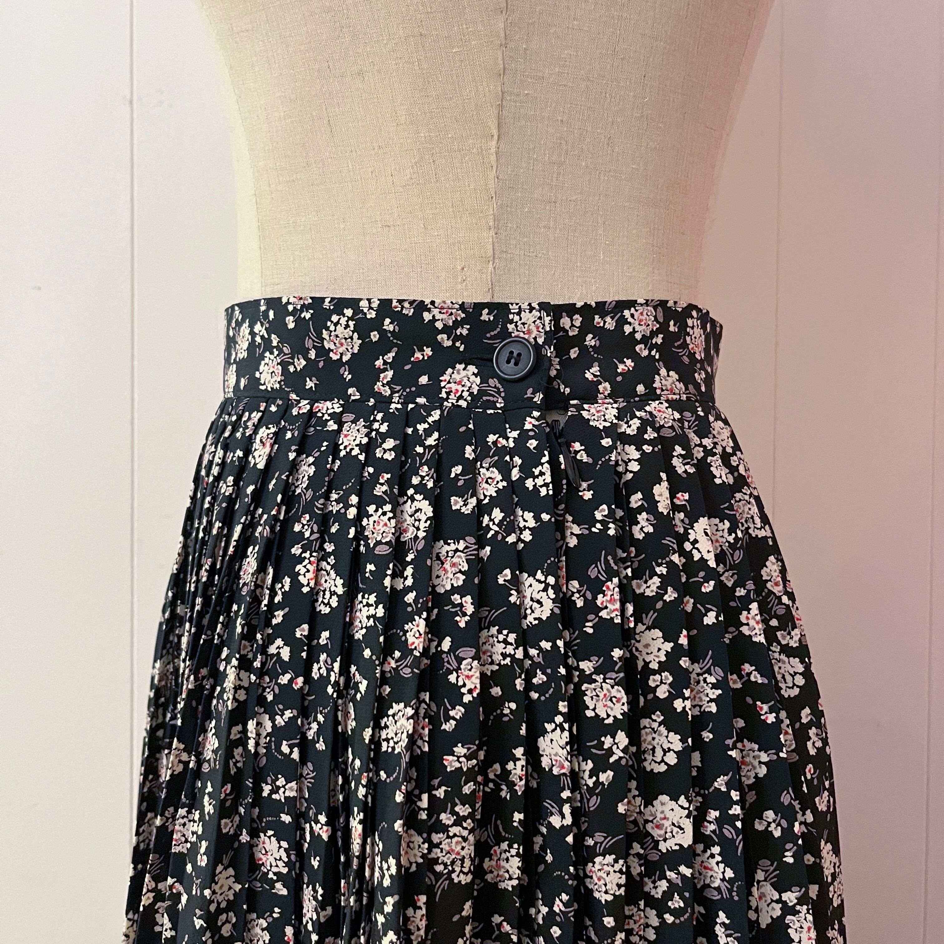 white mini flower pleats skirt