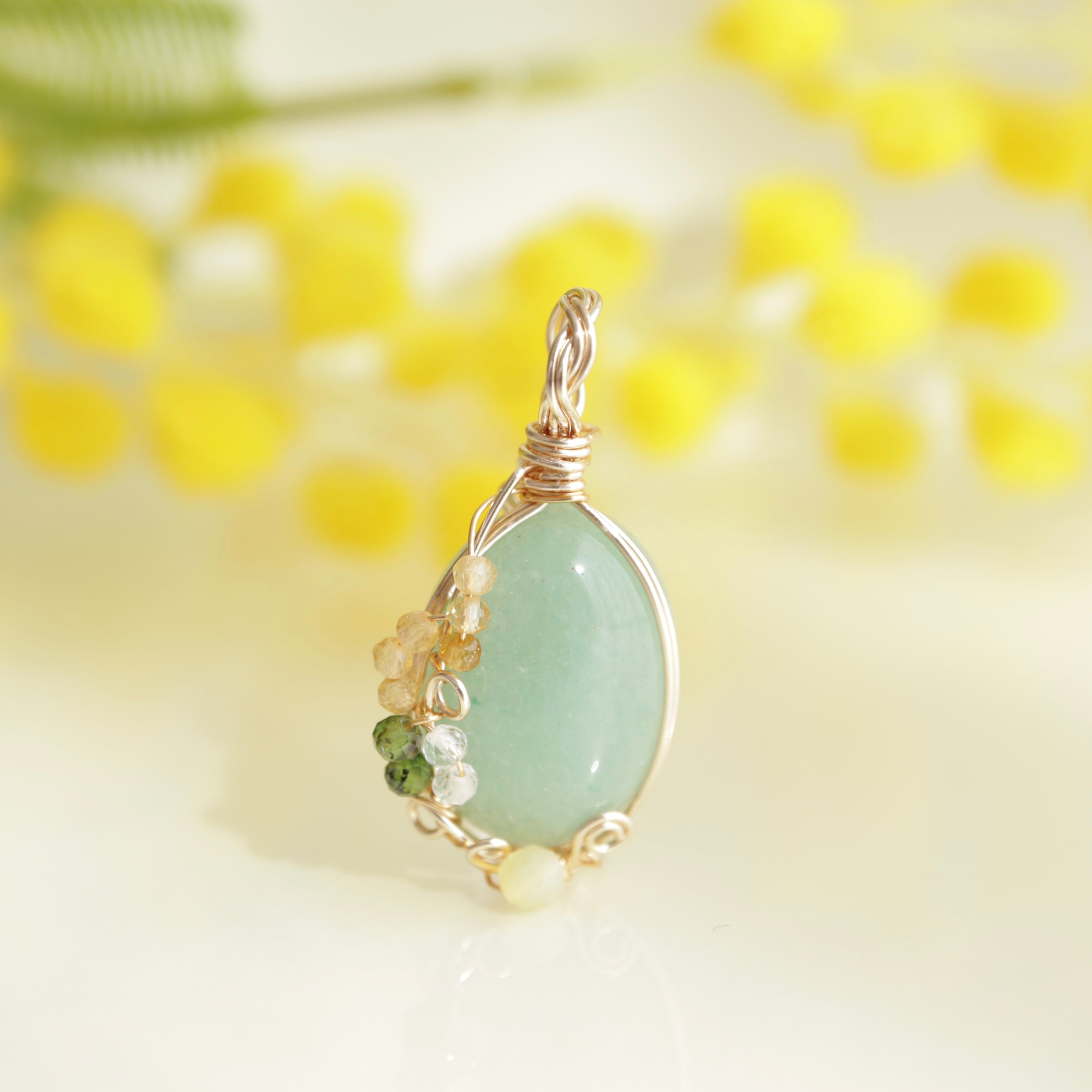 グリーンアベンチュリンとミモザの天然石ペンダント《甘さを咲かせる春色ペンダント》|心をほぐす優しいグリーンアクセ