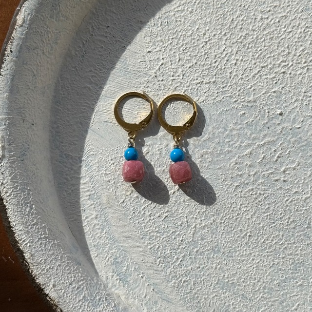 NC26037【ｻｰｼﾞｶﾙｽﾃﾝﾚｽ：ｺﾞｰﾙﾄﾞ】チューライト×ターコイズ　ピアス