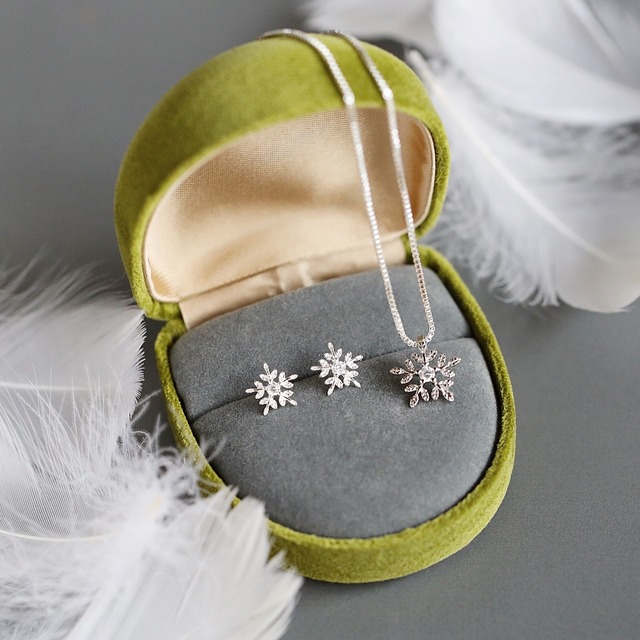 雪の結晶｜SLV925×CZ スノーホワイトピアス｜イヤリング変更可｜アレルギー対応｜冬限定