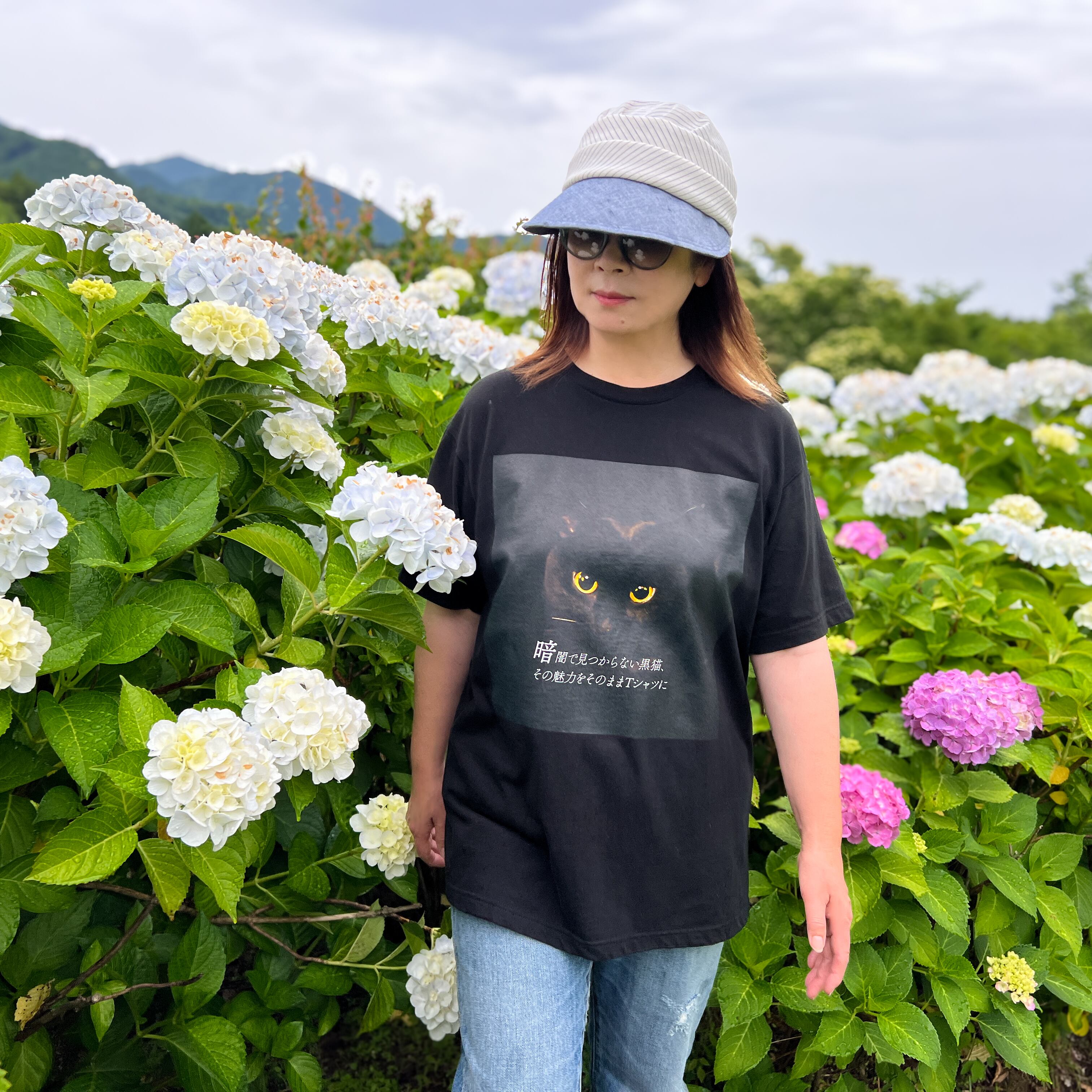 暗闇で見つからない黒猫、その魅力をそのままTシャツに」黒 | くろだまや