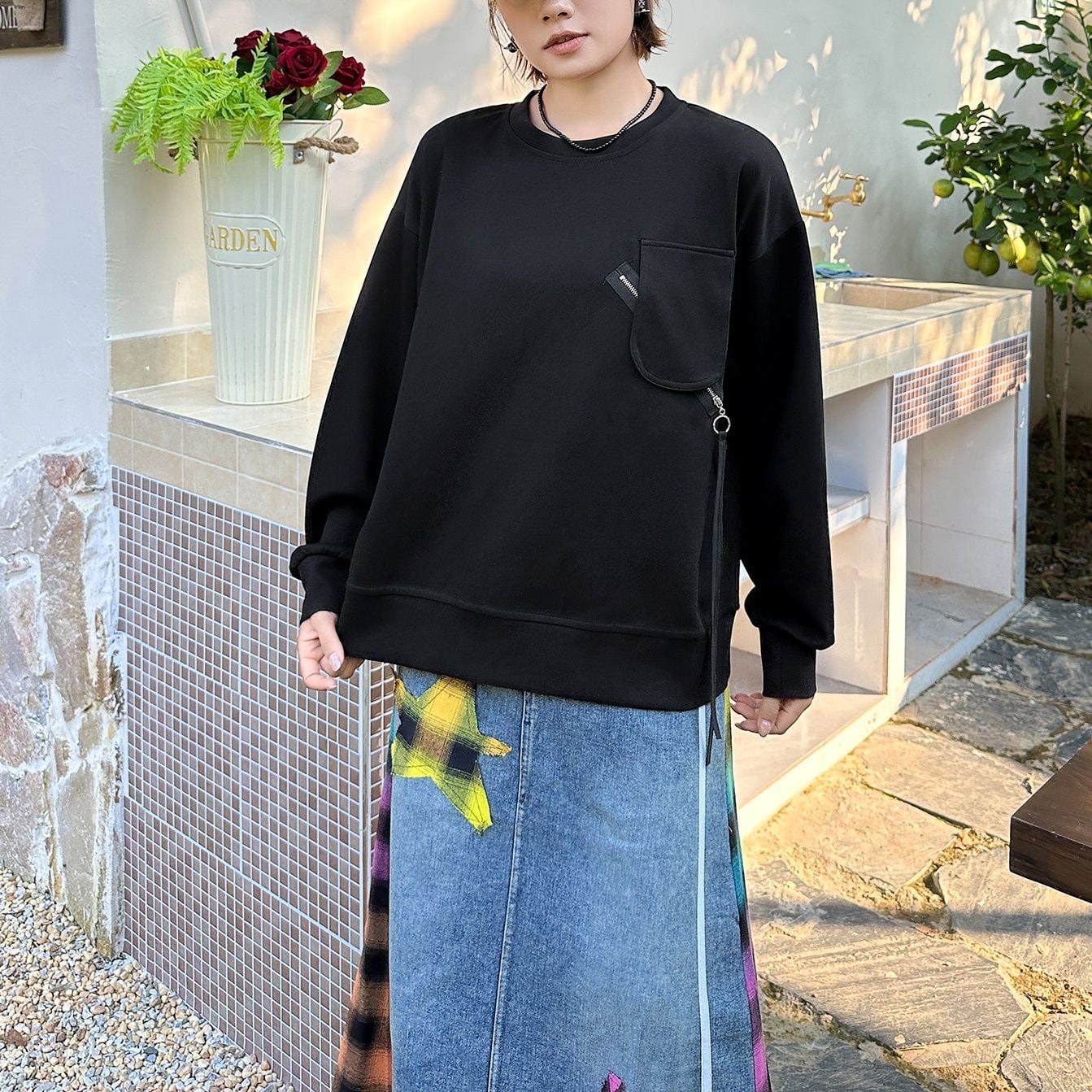 CREW NECK PATCHED LONG SLEEVE SWEATSHIRT M-18717