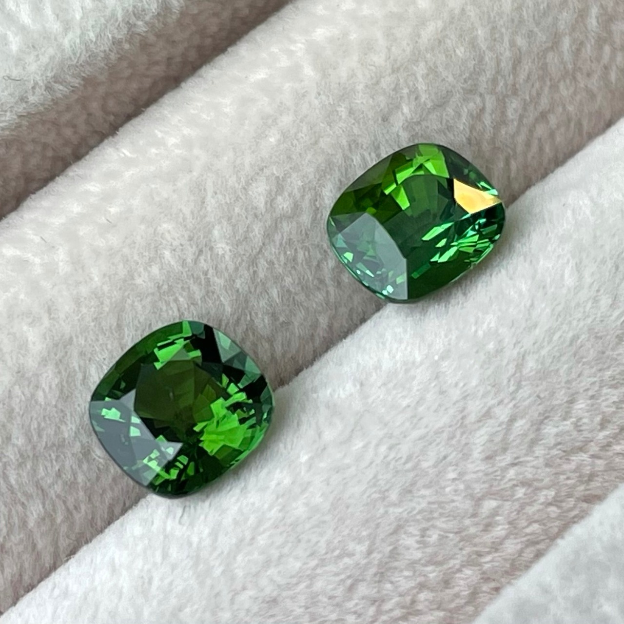 グリーントルマリン 6.5x6.3mm, 1.24ct, ナイジェリア産