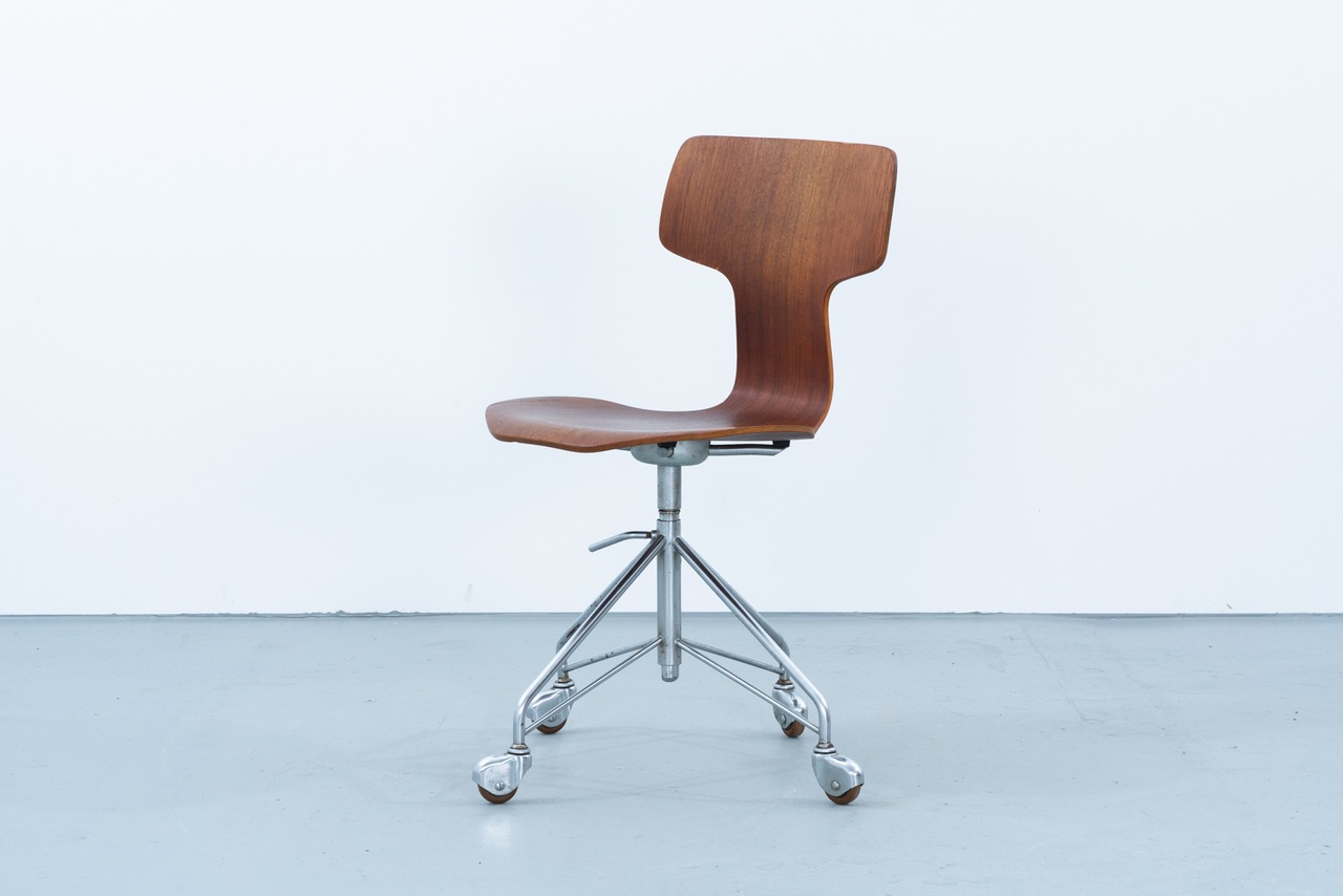 Arne Jacobsen | Model.3113 Swivel T-chair