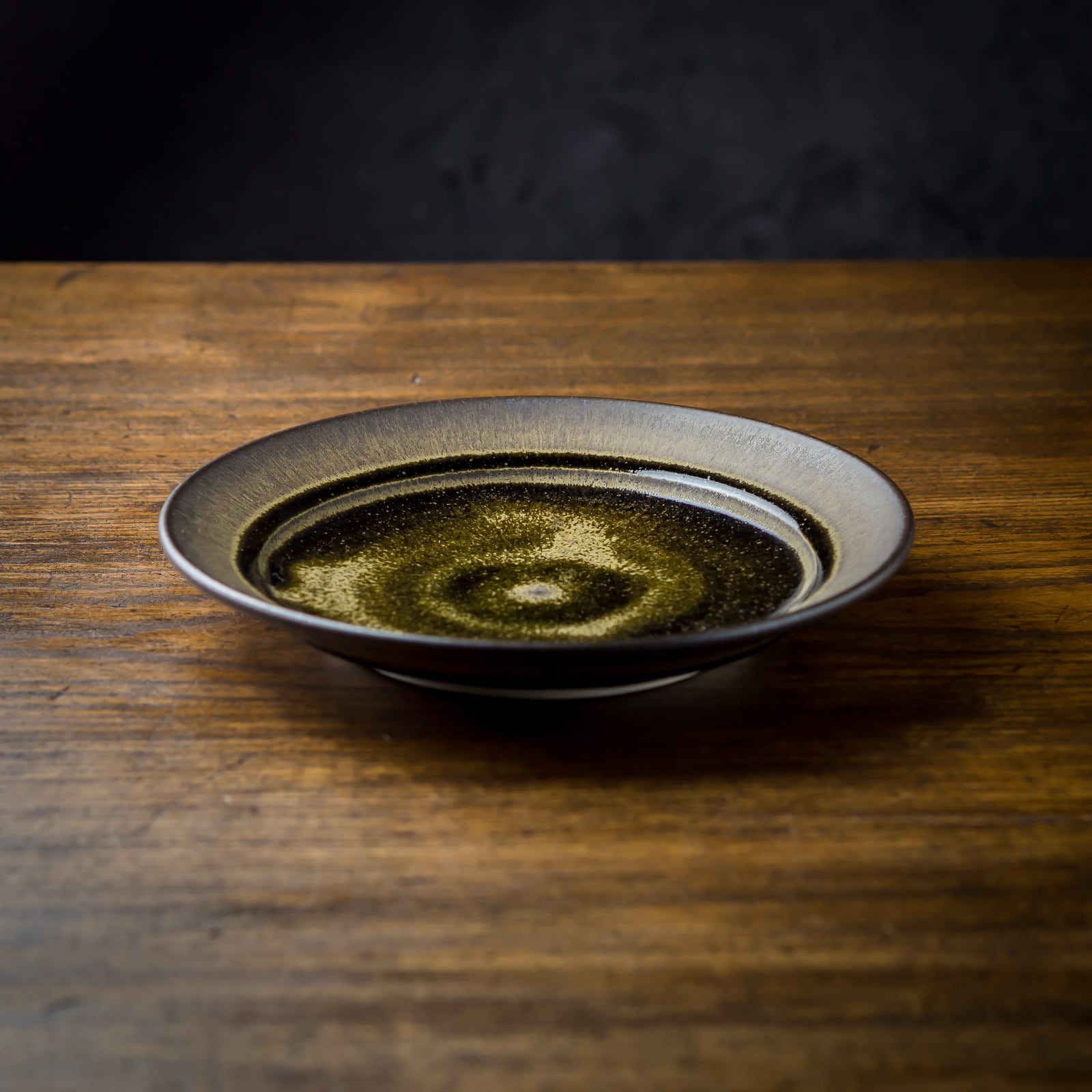 7寸リム皿 窯変黒釉（中皿・メインディッシュ・パスタ皿） ／北側雄一