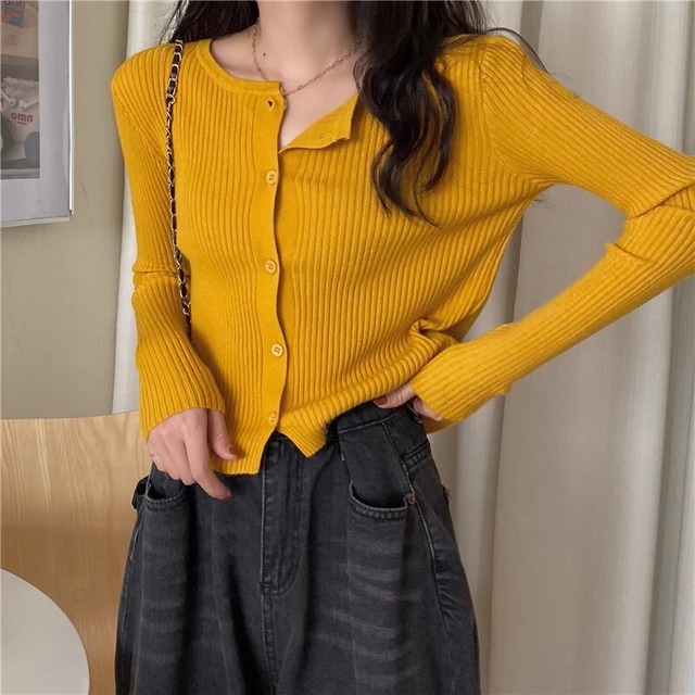 レディース トップス ニット カーディガン 羽織 ショート 長袖 萌袖 ラウンドネック 襟なし ノーカラー リブ 前開き ボタン ストレッチ 伸縮性 ソフト 柔らか 大人可愛い シンプル カジュアル レトロ こなれ感 ラフ 抜け感 カレッジ風 学生風 ナチュラル 休日感 大人女子 控えめ 無地 春 秋 オフィス ビジネス お出かけ 休日 ショッピング カフェ 重ね着 楽ちん 普段使い 着回し レイヤード トレンド 定番 フリーサイズ ゆとり感 ホワイト ブラック ブラウン グレー イエロー ベージュ