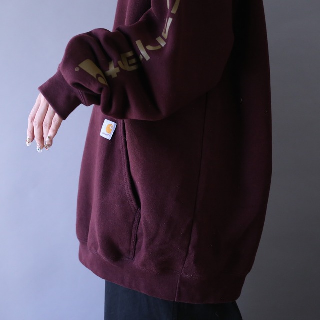 "carhartt" sleeve printed design over silhouette bordeaux parka