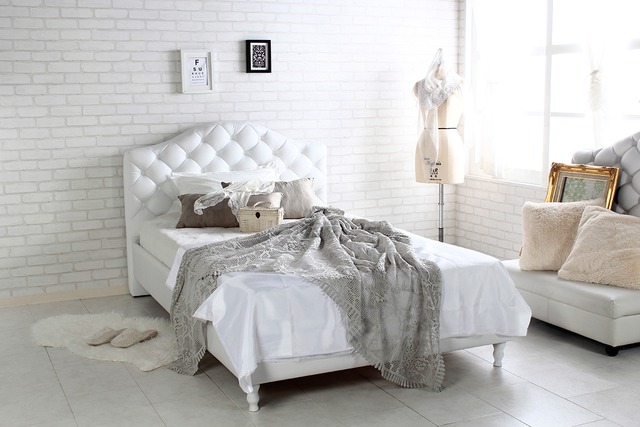 ホテルライクなベットフレームマットレスセット（セミダブル）