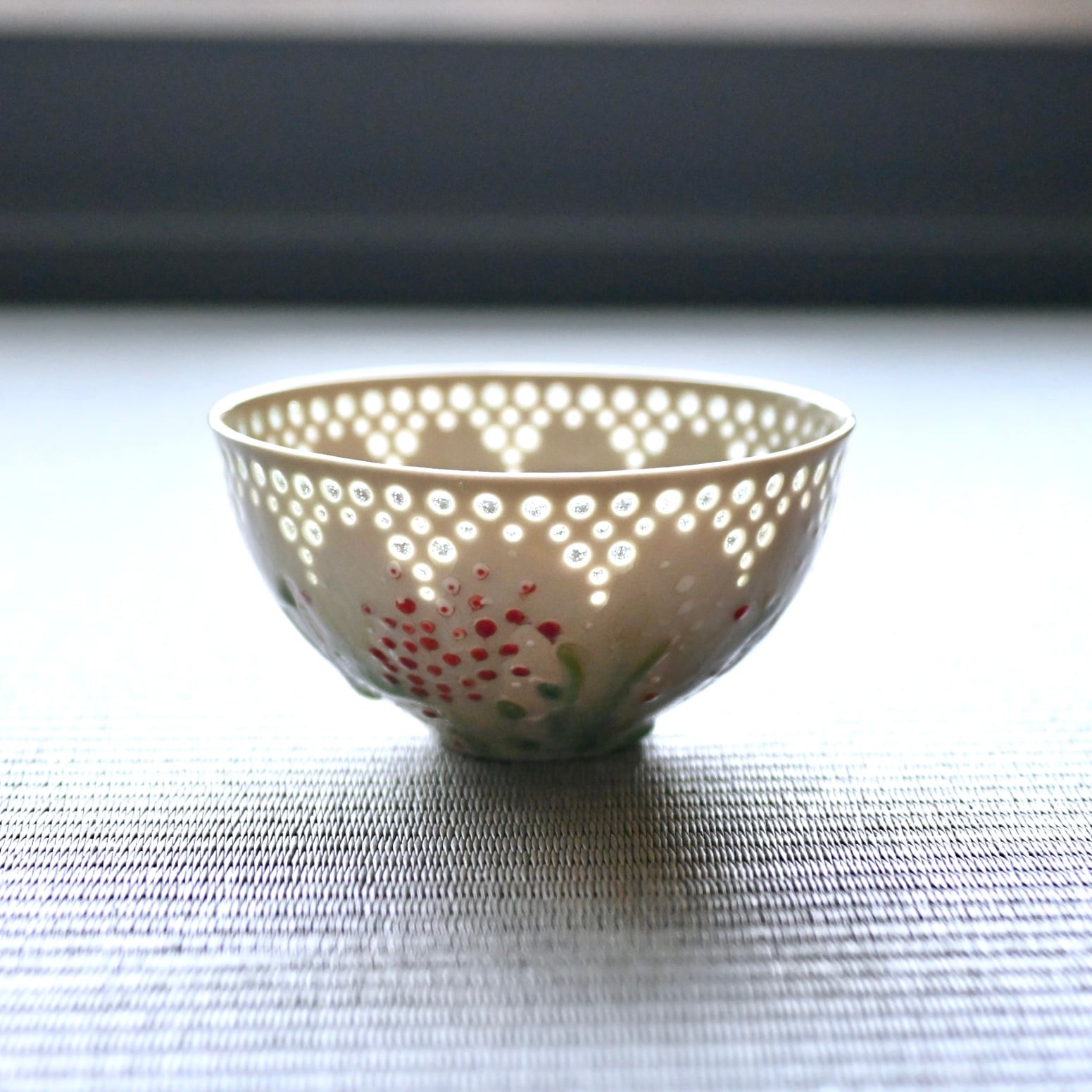 24.水辺のナンテン蛍手茶碗 (B) | 陶工房 みかガマ ＊ のぐちみか