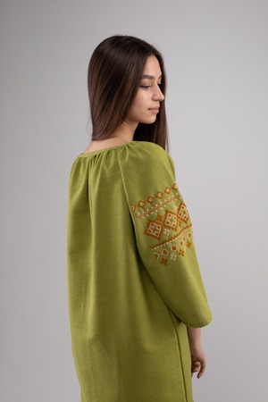 ウクライナ刺繍ヴィシヴァンカ・クラシック　七分袖　コロミヤ　手刺繍　麻　レディース・フリーサイズ