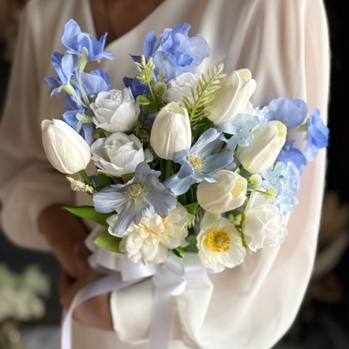 白チューリップ×水色クラッチブーケ☆