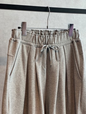 design waste tuck sweat jogger pants